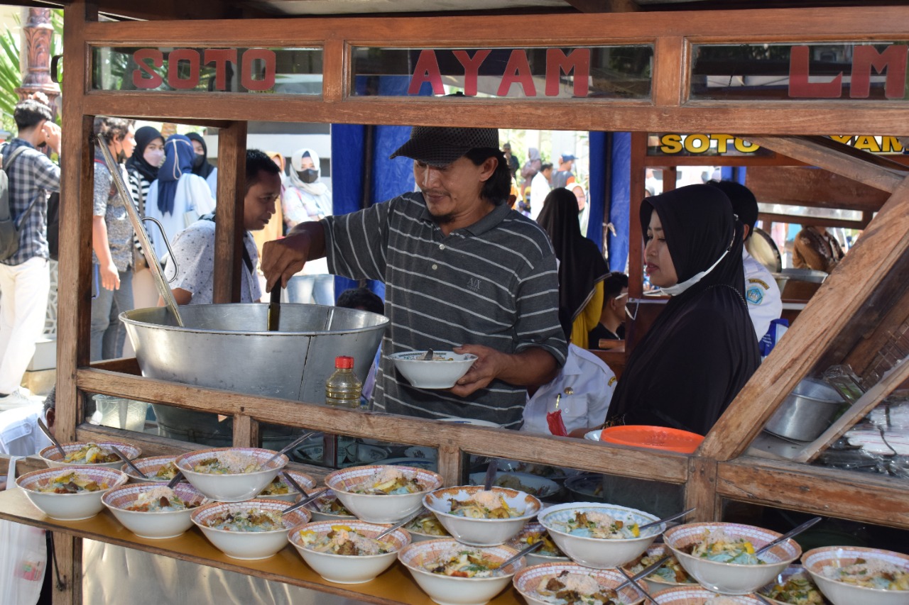Salah satu stand di Festival Kuliner Lamongan.