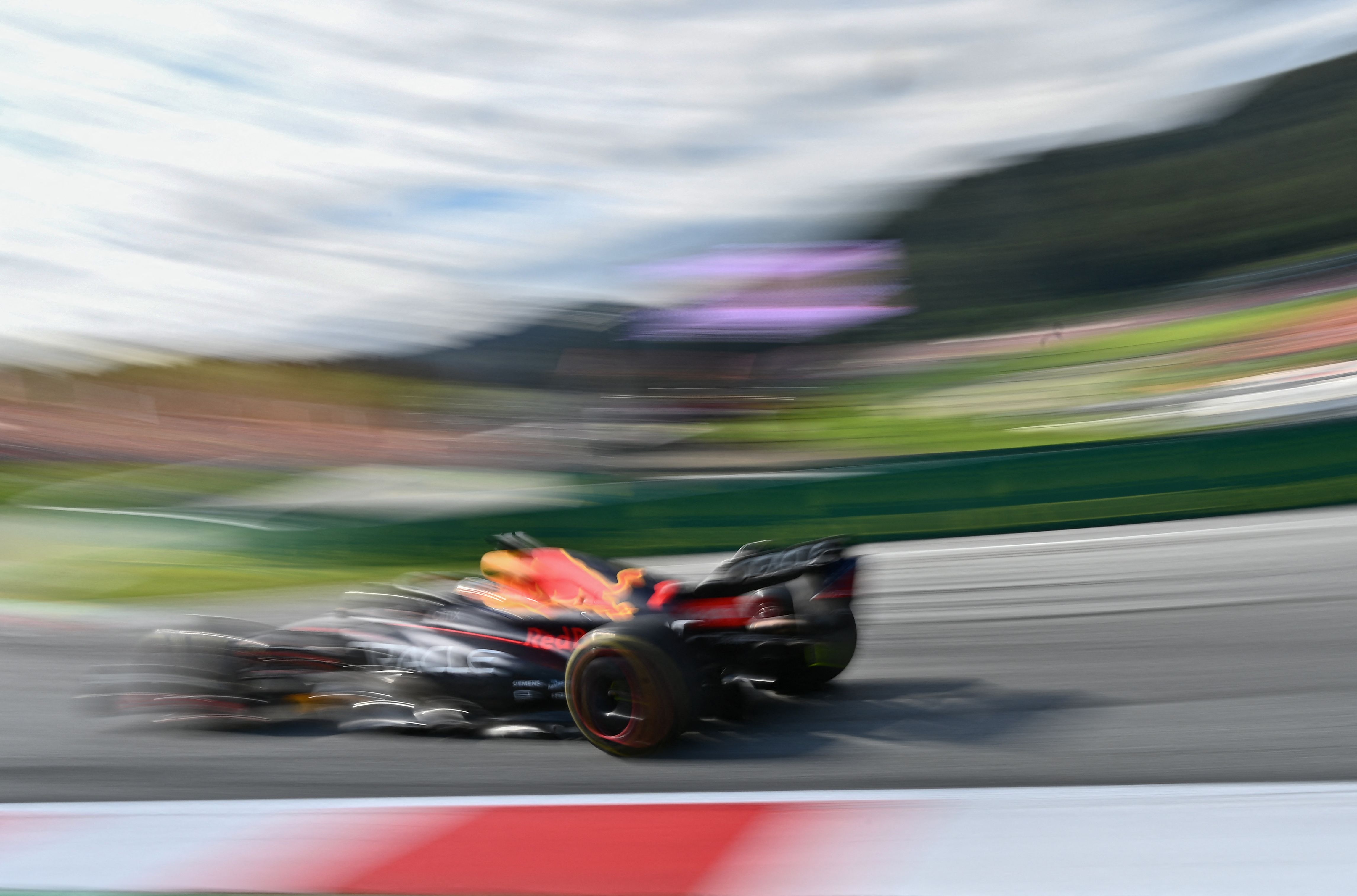 Pembalap Red Bull Max Verstappen ambil bagian dalam sprint race di Red Bull Ring.