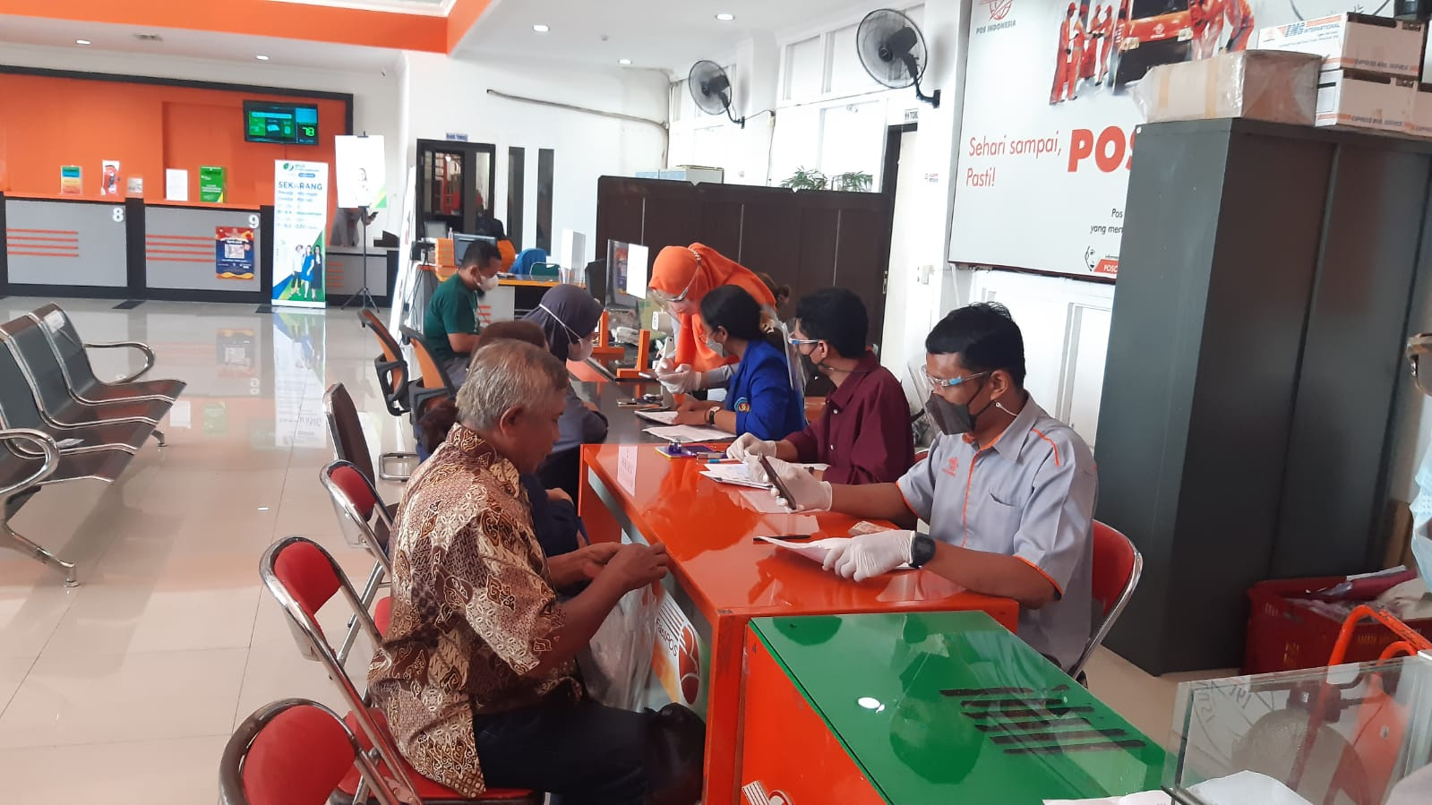Pembagian bantuan langsung tunai (BLT) BBM di salah satu kantor Pos Indonesia, Klaten.