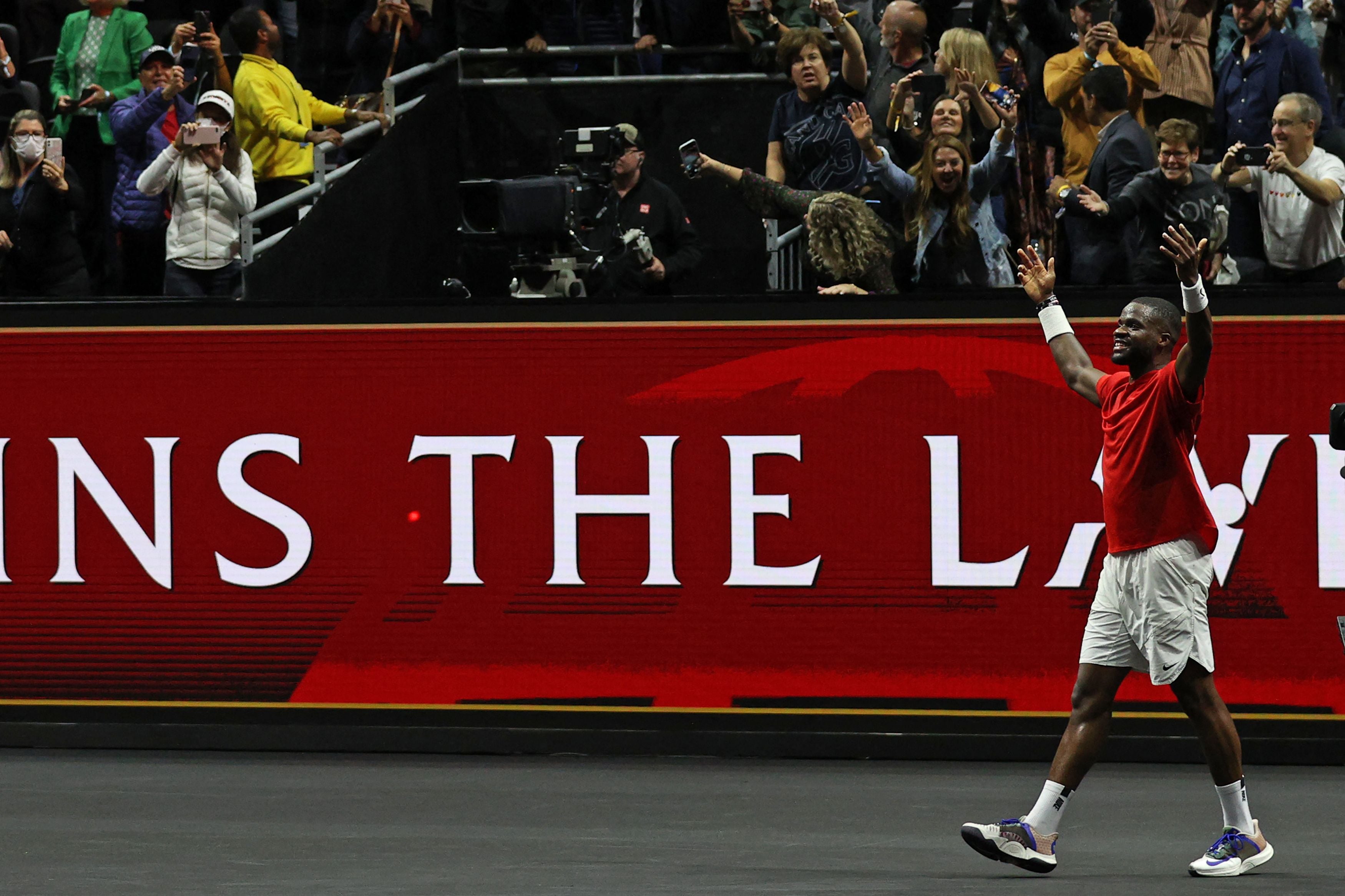 Petenis AS Frances Tiafoe melakukan selebrasi usai mengalahkan Stefanos Tsitsipas di laga Piala Laver.
