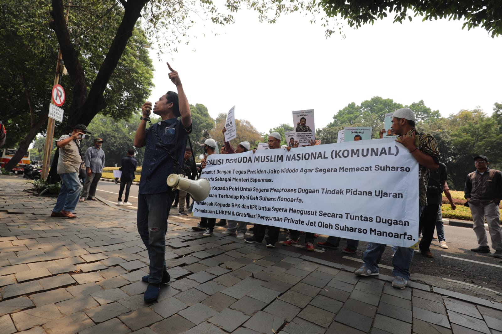 Massa Koalisi Pemuda Muslim Nasional (Komunal) yang terus melakukan aksi meminta Suharso untuk dicopot dari jabatan Menteri dan diproses huk