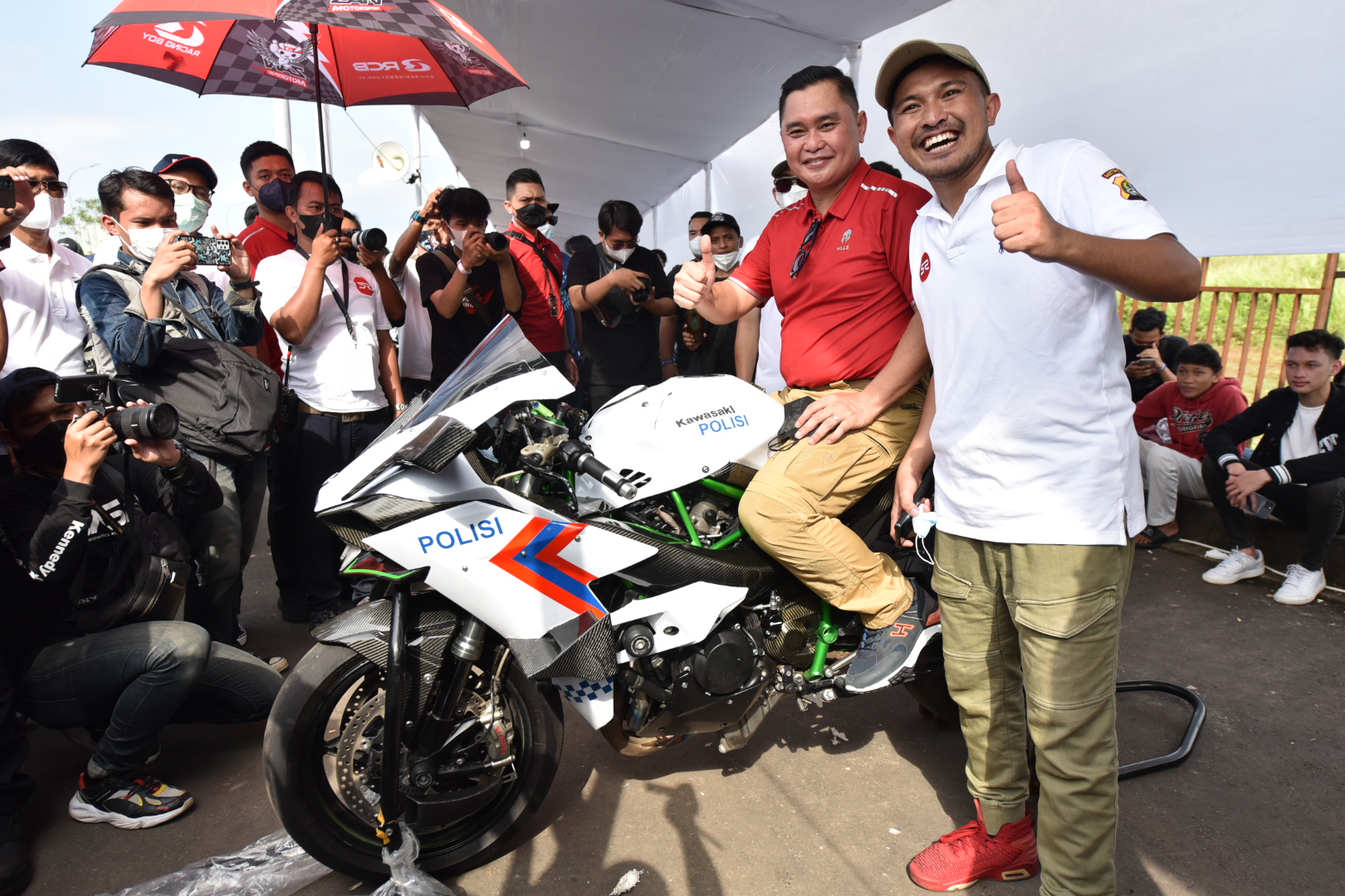 Wahyu Kandacong (kanan) dikenal sebagai seorang pengusaha bidang logistik dan pendorong Street Race di Ancol.