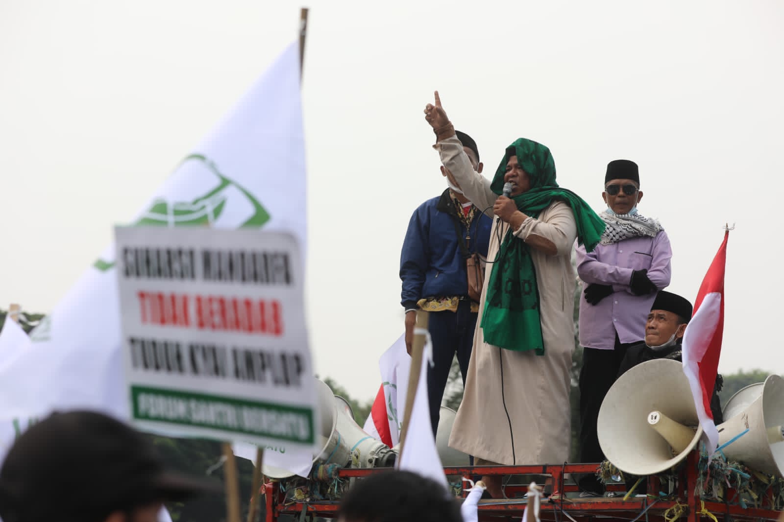 Koordinator Forum Santri Bersatu, Ustaz Hilaluddin, saat berorasi di kawasan Patung Kuda, Jakarta Pusat, Rabu (31/8/2022)