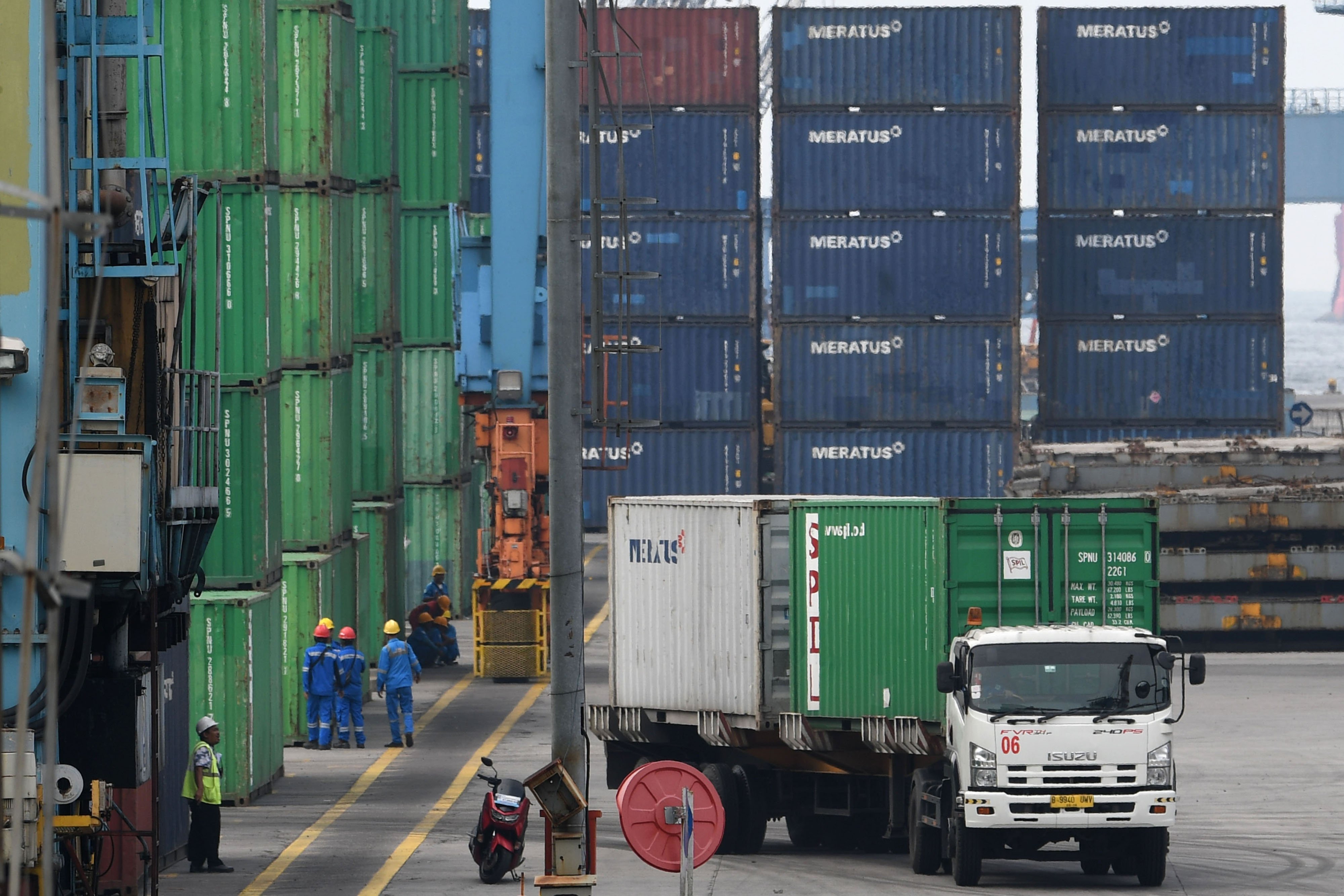 Potret pekerja mengawasi aktivitas bongkar muat kontainer di Pelabuhan Tanjung Priok.