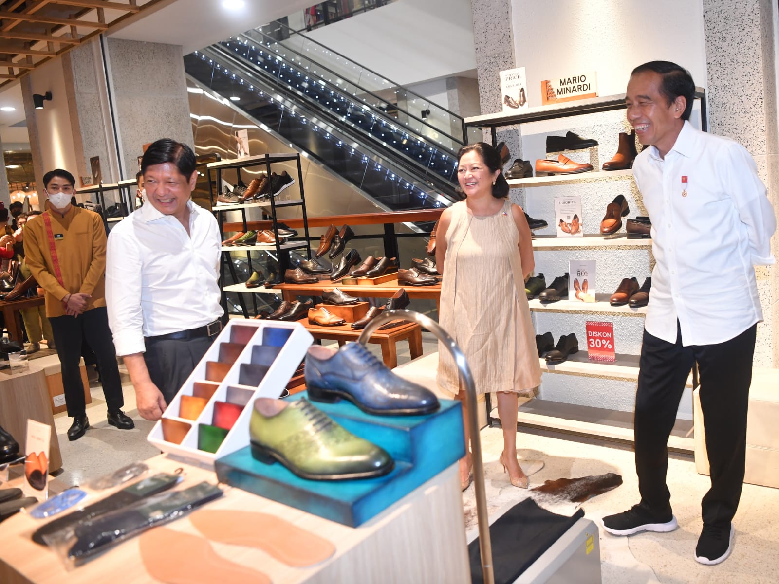 Presiden Joko Widodo menunjukkan lukisan bertajuk 