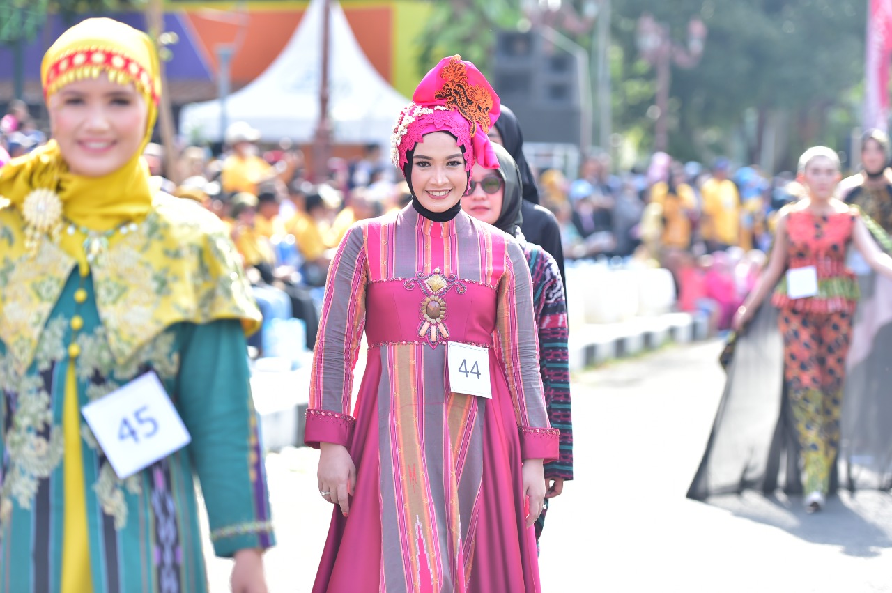 Sejumlah warga menampilkan pakaian hasil karya seniman asal Lamongan, Jawa Timur