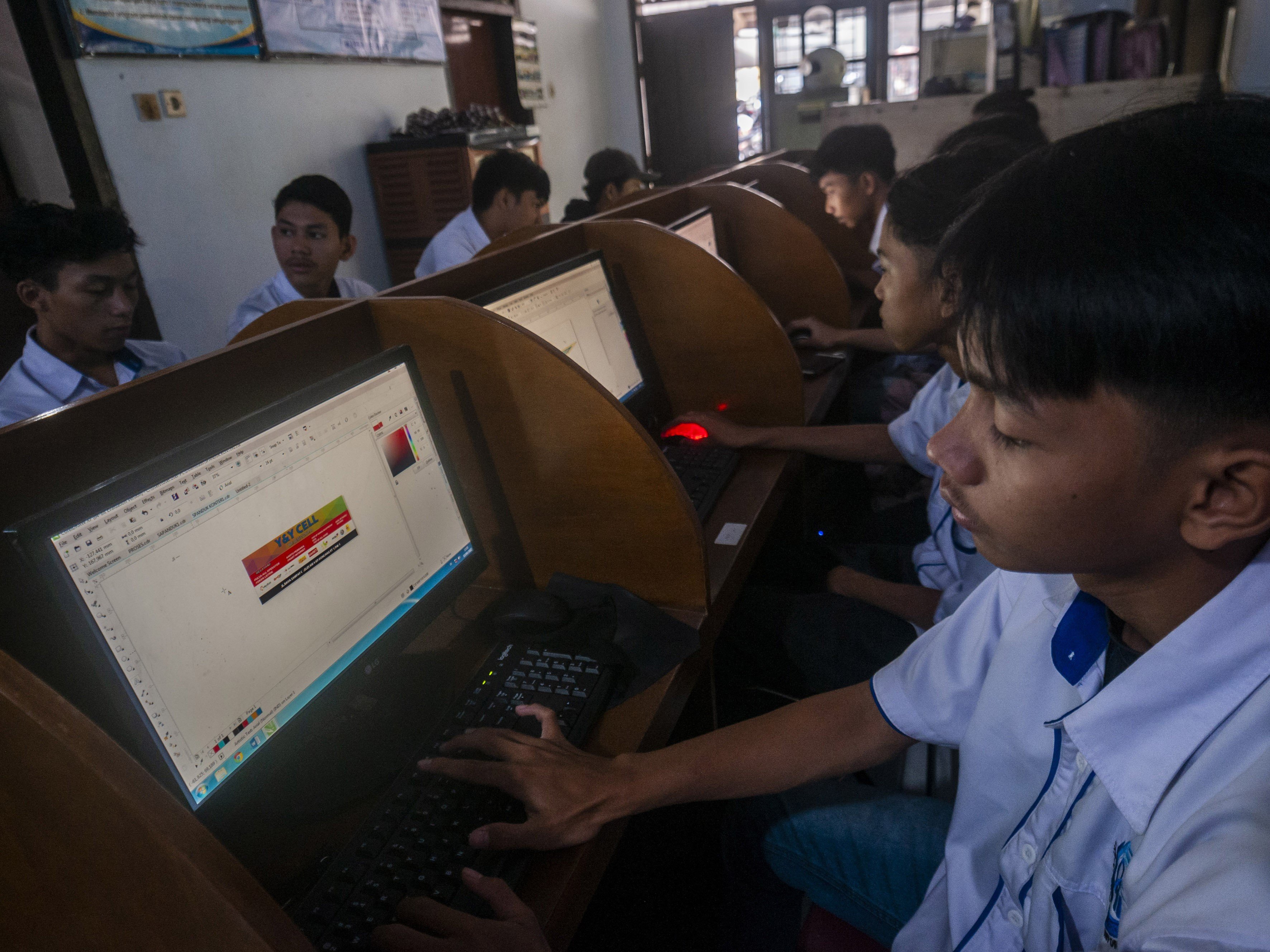 Peserta mengikuti pelatihan desain grafis di Lebak, Banten, Jumat (5/8/2022).   