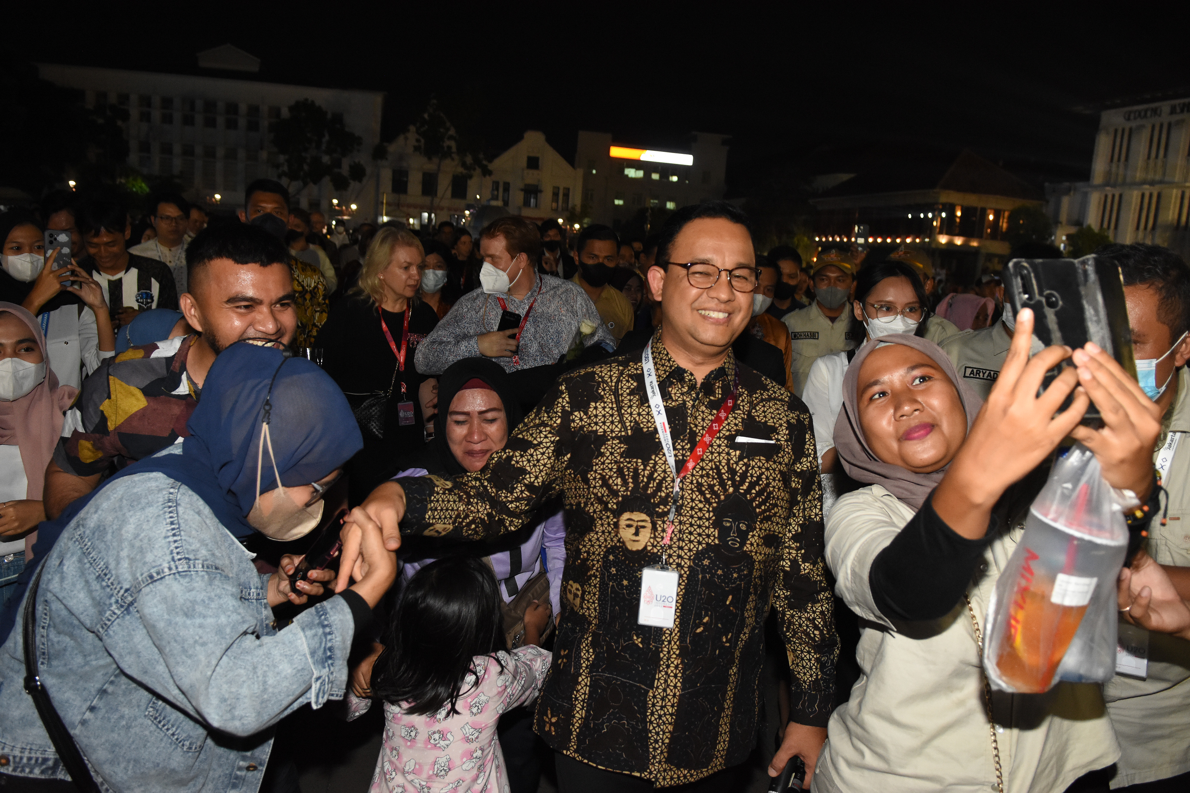 Gubernur DKI Jakarta Anies Baswedan berfoto dengan warga saat mengunjungi kawasan Kota Tua.
