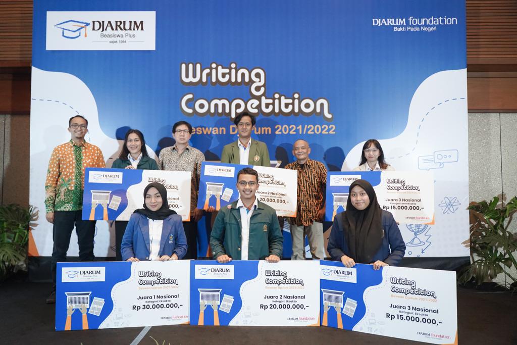 Para pemenang Writing Competition Djarum Beasiswa Plus berpose bersama di Bali.