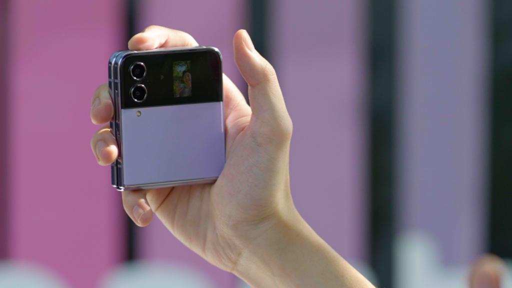 Kendati ukurannya kecil, Galaxy Z Fold4 5G bisa untuk membuat vlogging dengan kualitas baik.