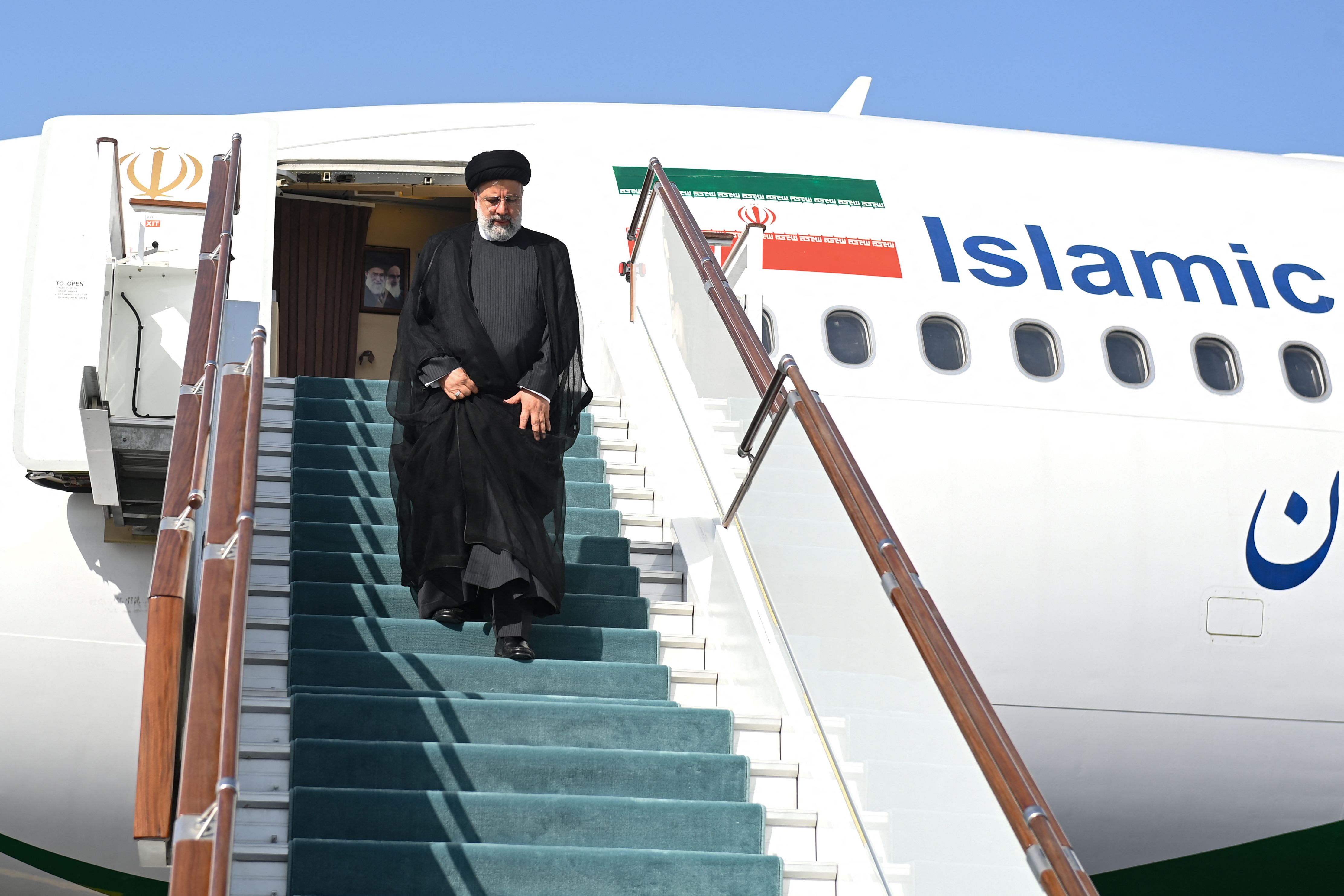 Presiden Iran Ebrahim Raisi saat turun dari pesawat.