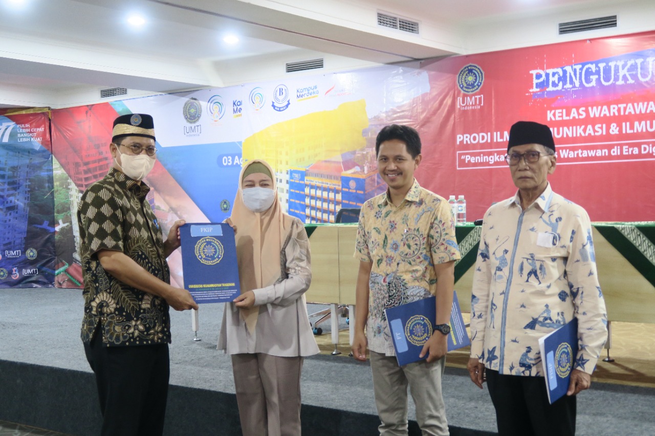 Universitas Muhammadiyah Tangerang (UMT) mengukuhkan puluhan jurnalis untuk memulai kuliah Strata satu dalam program beasiswa Kelas Wartawan