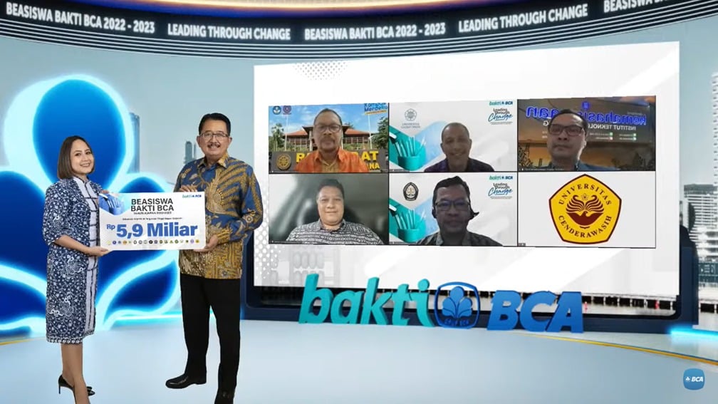 Seremoni pembukaan beasiswa tahun ajaran 2022/2023 ini dibuka Direktur BCA Antonius Widodo melalui video conference.