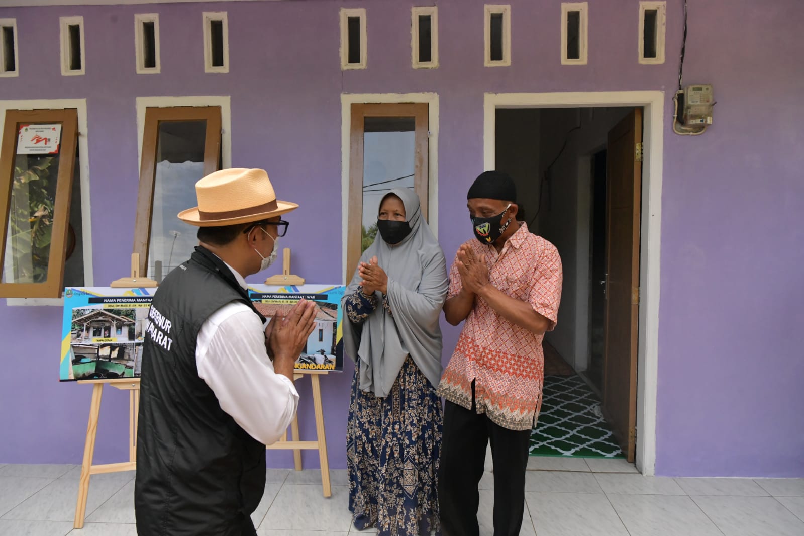 Gubernur Jabar Ridwan Kamil mengunjungi salah satu rumah yang sudah direnovasi di Pangandaran