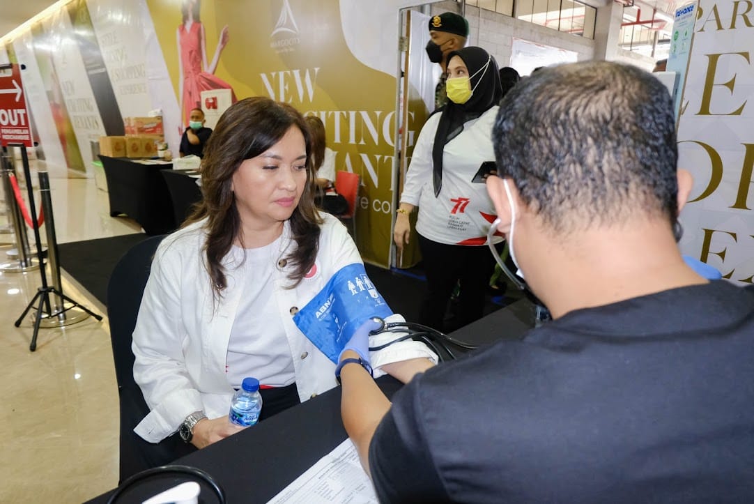 Kegiatan donor darah Perempuan Jenggala bersama TNI di Depok, Jawa Barat