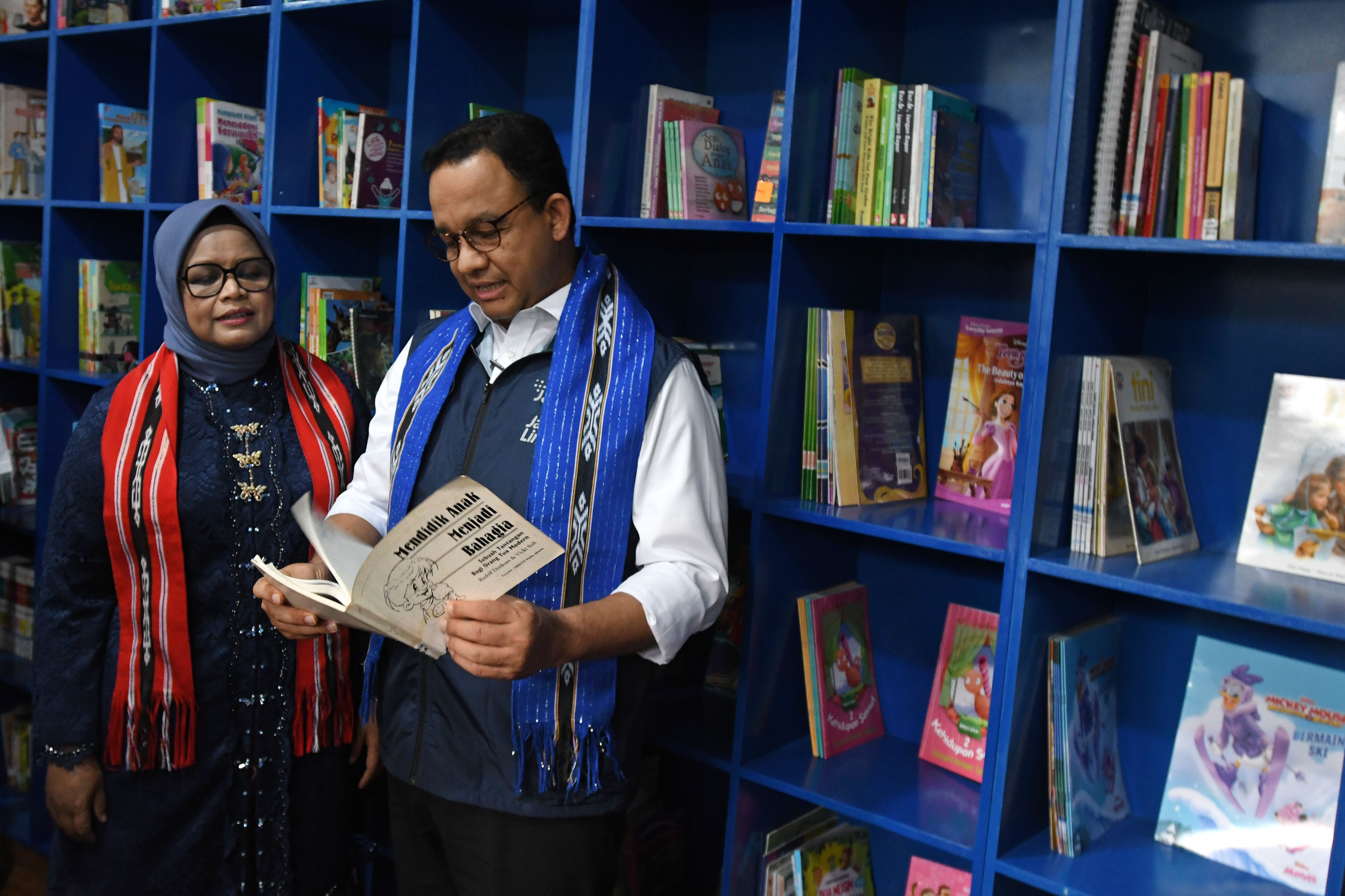 Gubernur DKI Jakarta Anies Baswedan dan istrinya saat berada di wilayah Blok M.