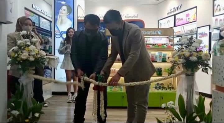 Acara soft launching Oemah Herborist di Apotek Kimia Farma Premier Radio Dalam, Jakarta, Jumat (16/9).