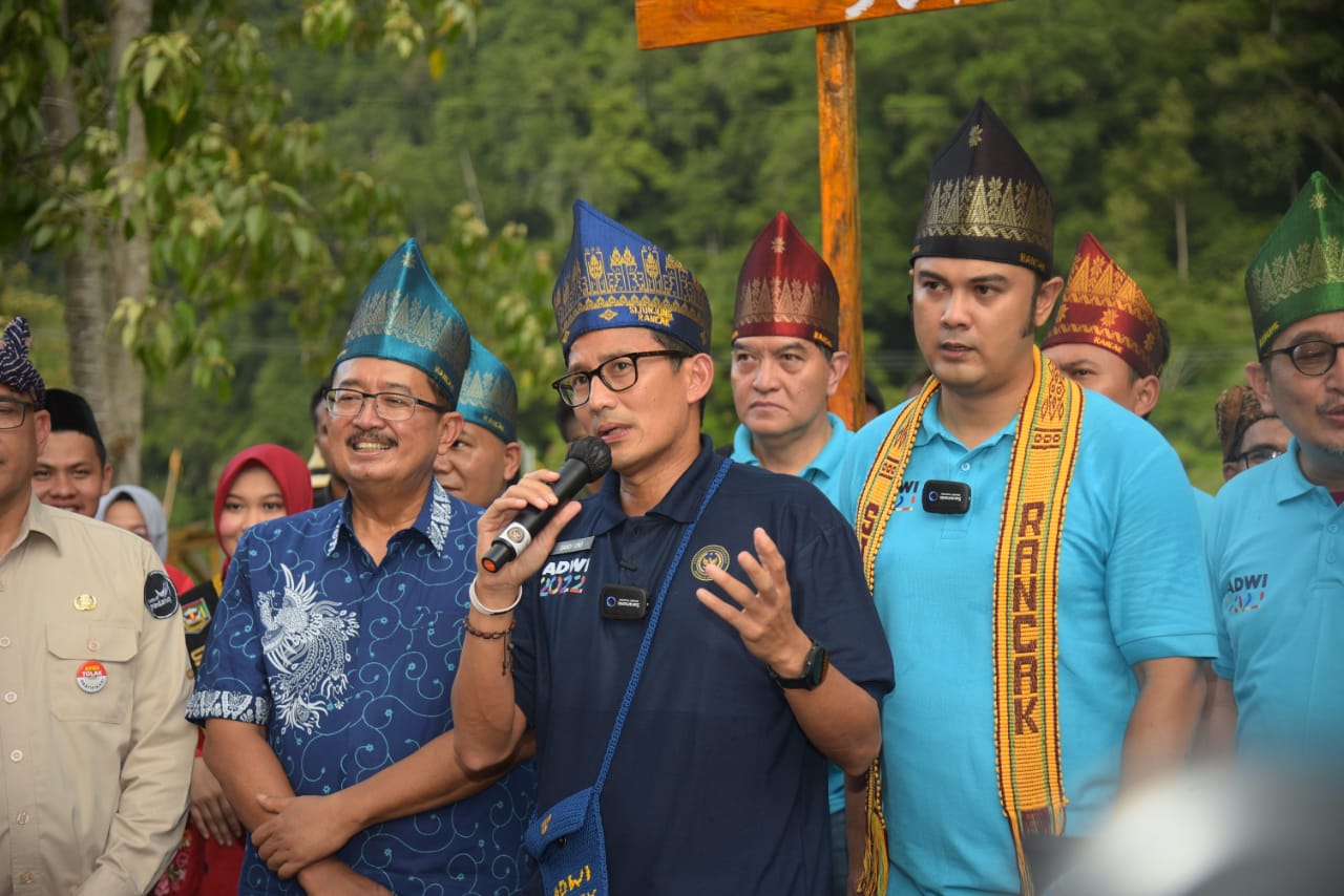 Menteri Pariwisata dan Ekonomi Kreatif (Menparekraf) Sandiaga Uno (tengah).
