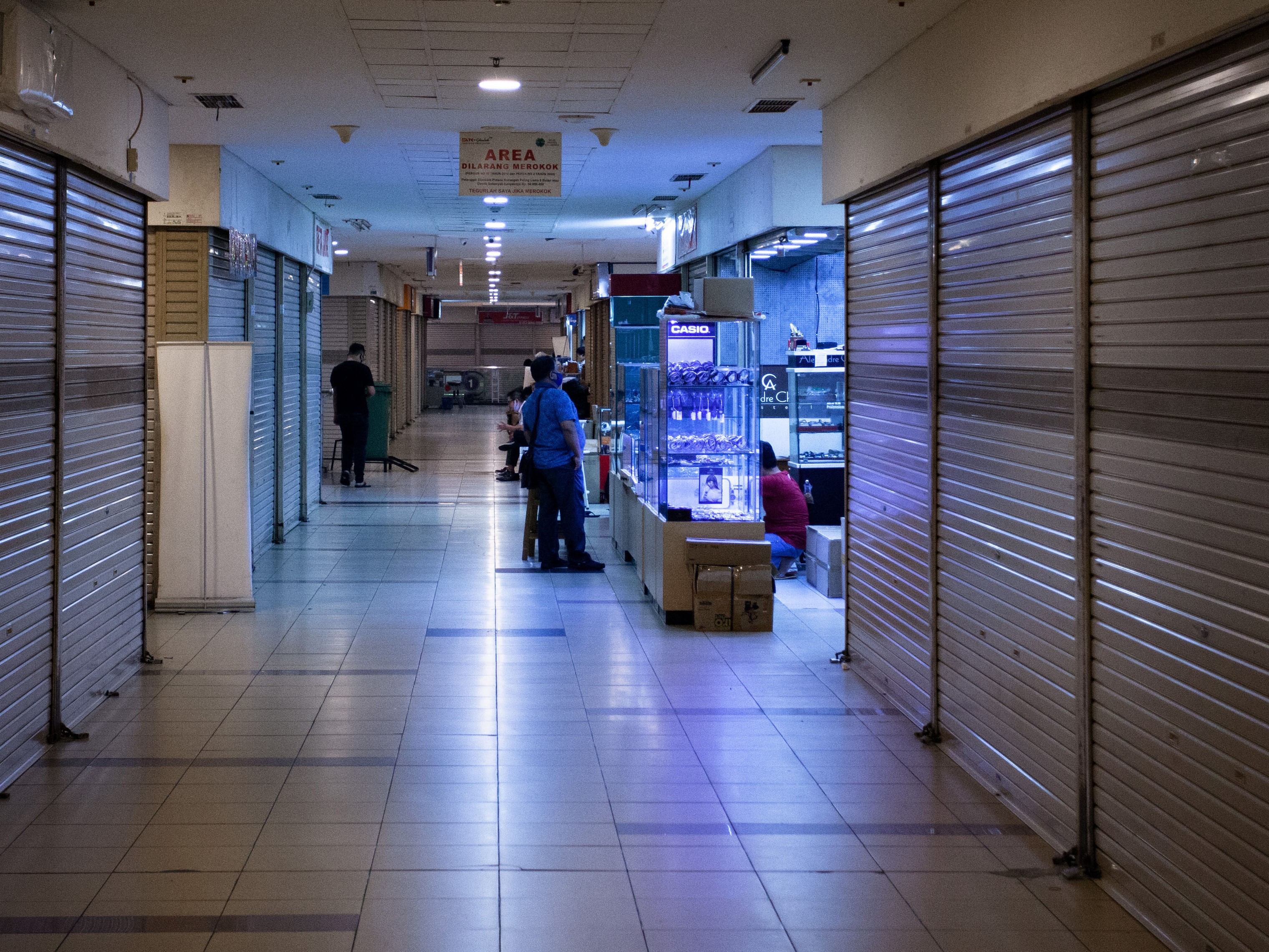Suasana pertokoan yang masih belum beroperasi sepenuhnya di LTC Glodok, Jakarta.