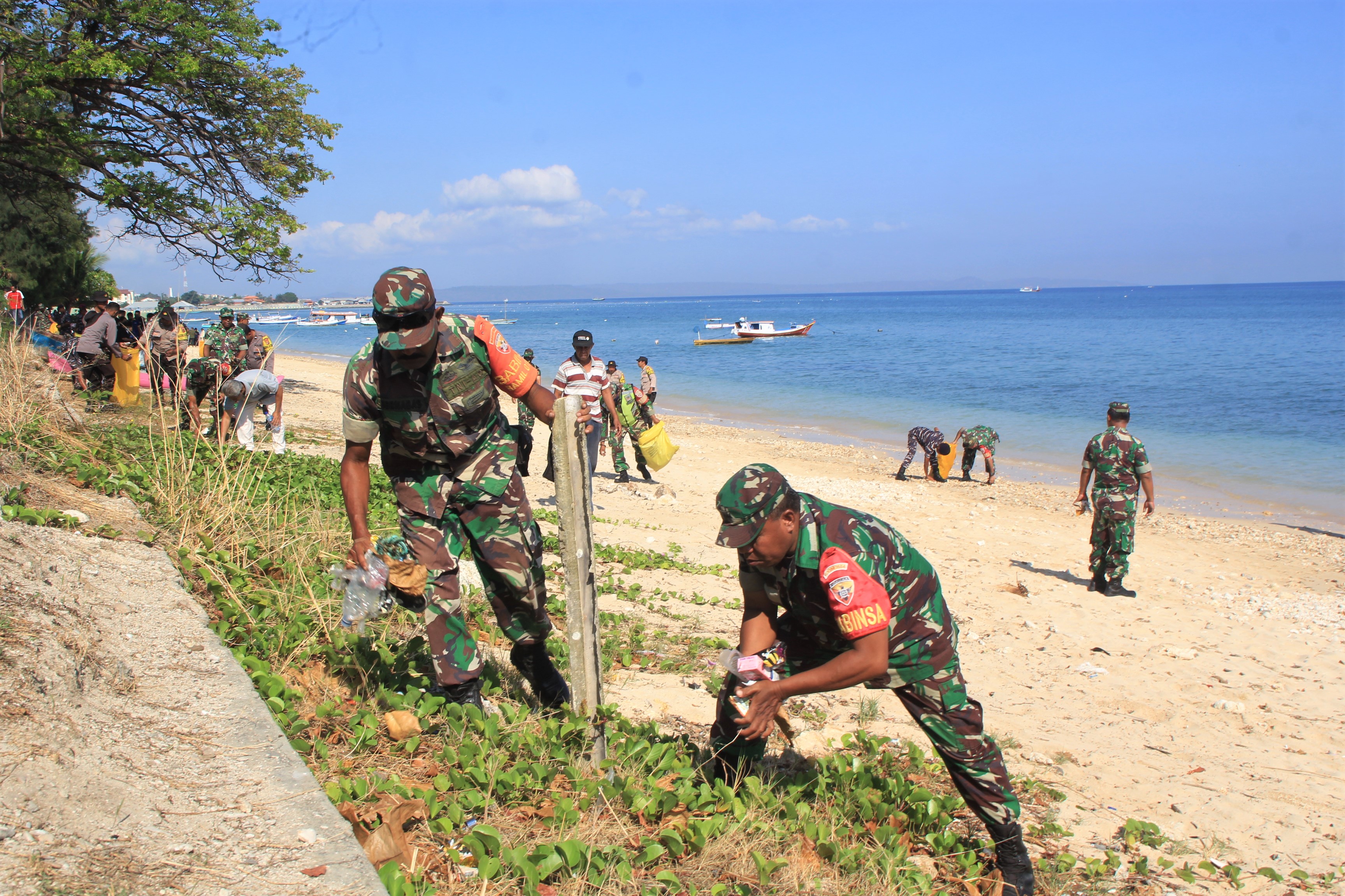 Prajurit TNI Angkatan Laut (Lantamal) VII Kupang, NTT membersihkan sampah plastik di Teluk Kupang, Rabu (7/9).