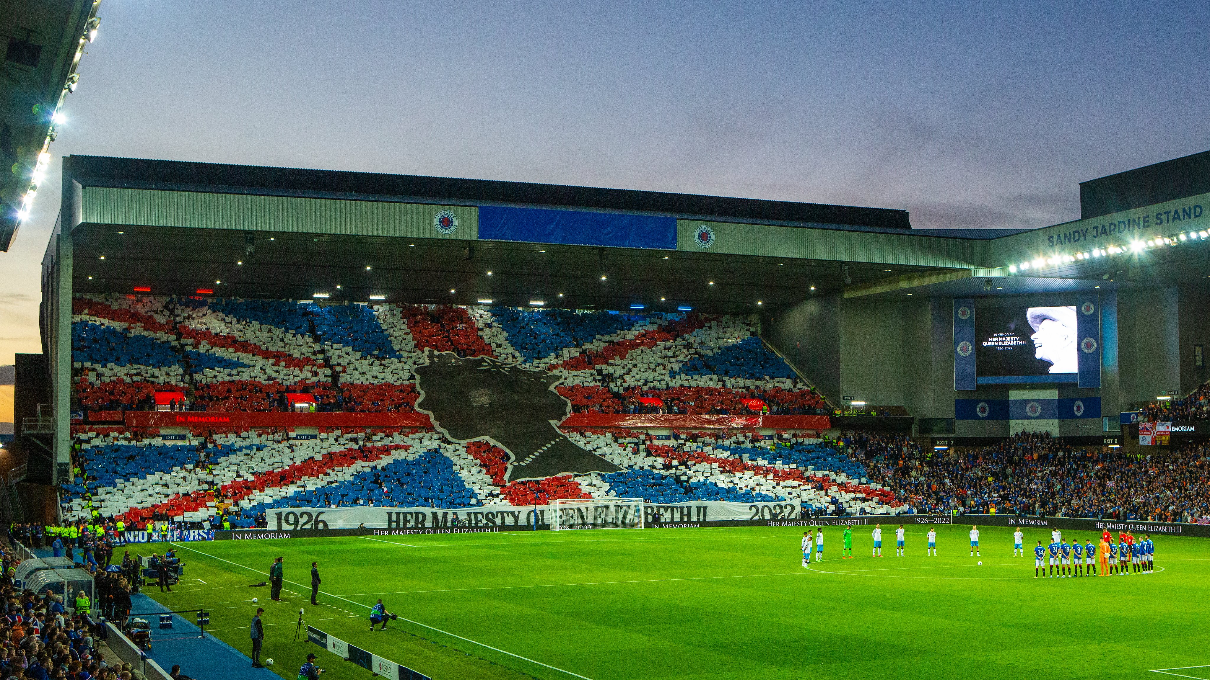 Mosaik bendera Union Jack dan siluet Ratu Elizabeth II terlihat di Ibrox menjelang laga Liga Champions antara Rangers dan Napoli.