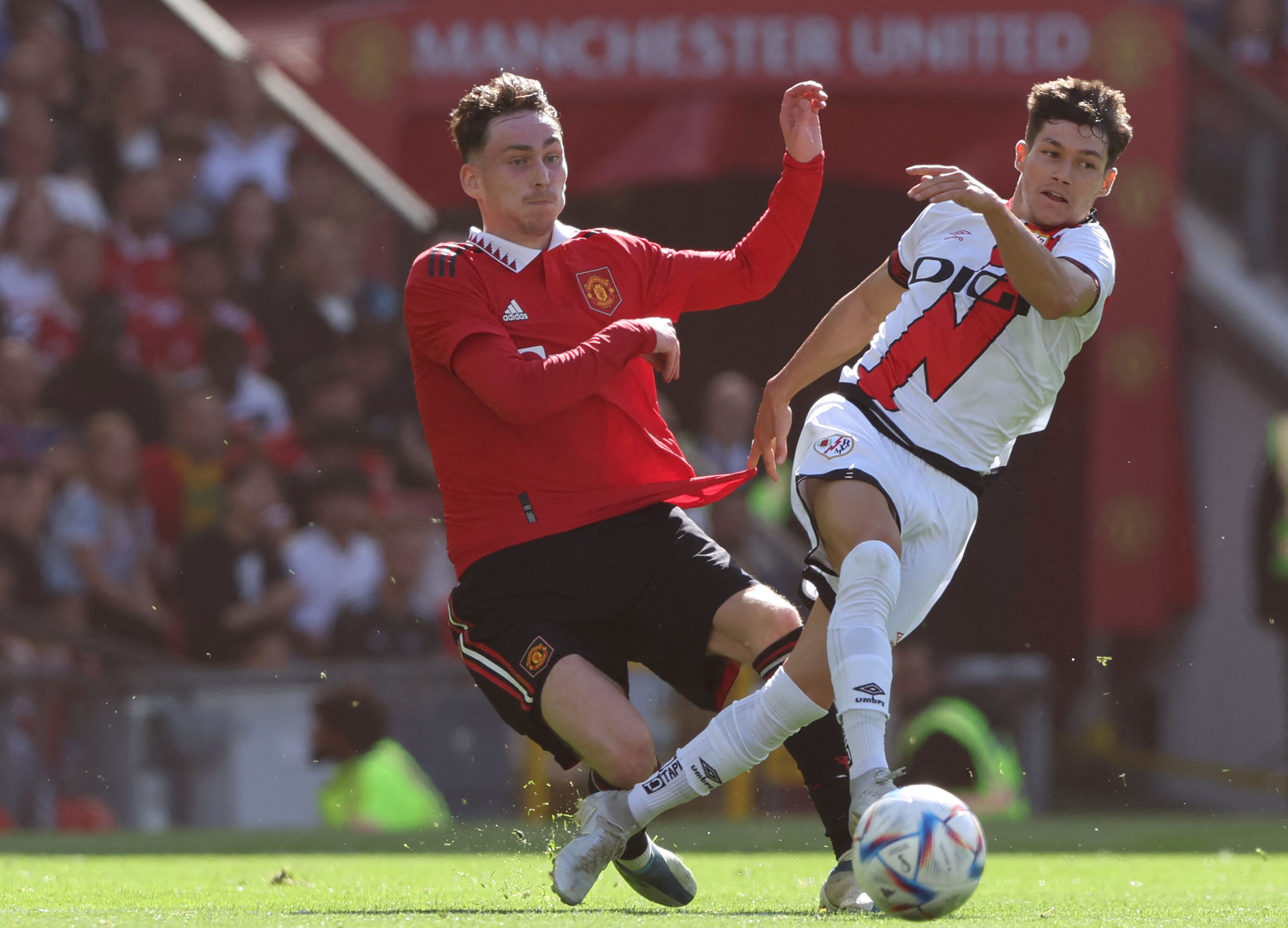 Everton Datangkan Garner dari Manchester United