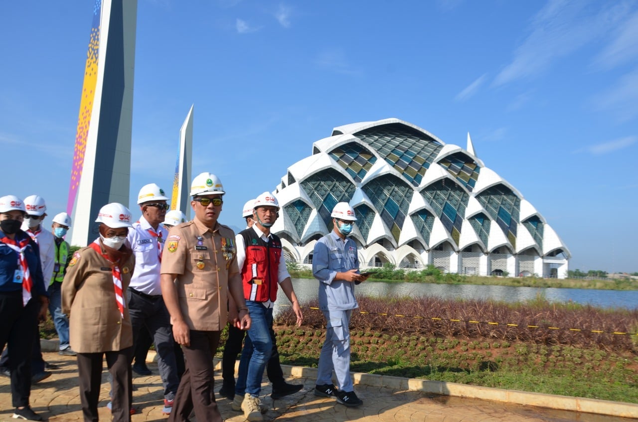 Gubernur Jawa Barat Ridwan Kamil melihat progres pembangunan Masjid Raya Al- Jabbar di Gedebage, Kota Bandung 