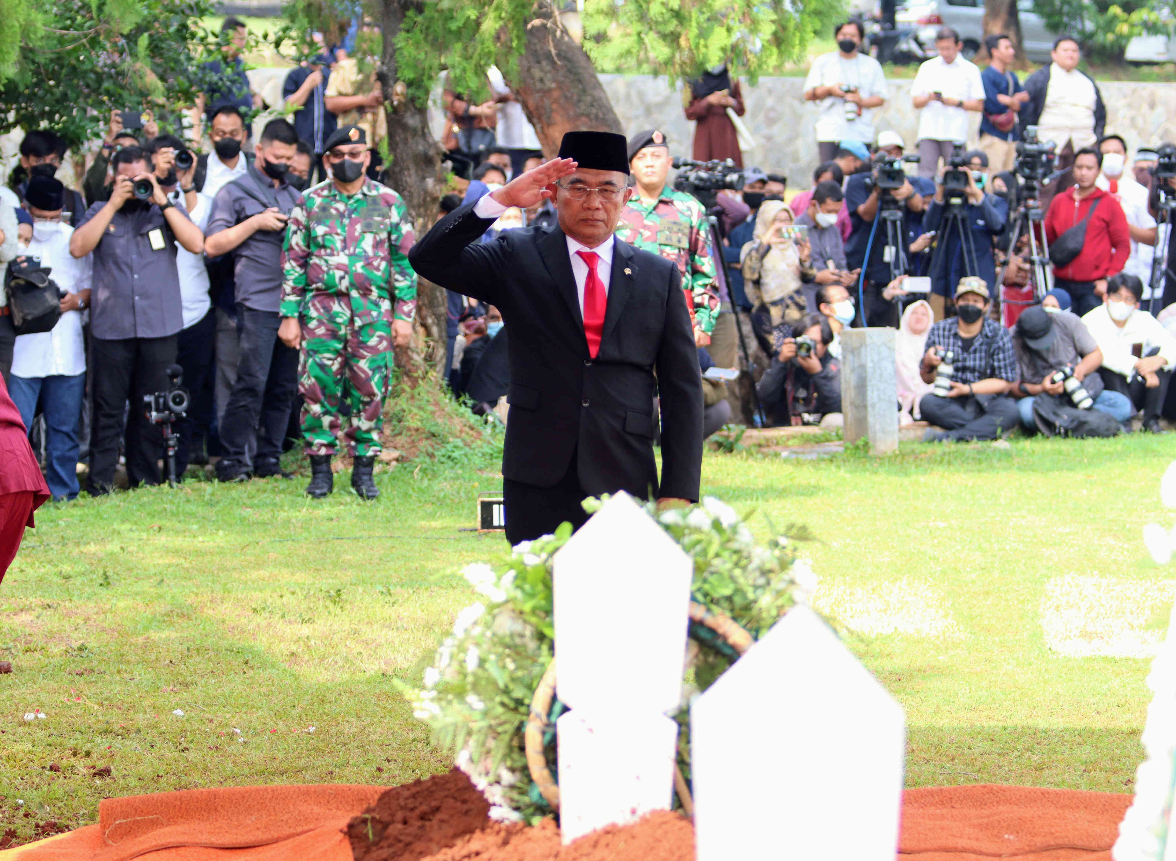 Menko PMK Muhadjir Effendy menjadi inspektur upacara pemakaman almarhum Azyumardi Azra di TMP Kalibata, Jakarta, Selasa (20/9).