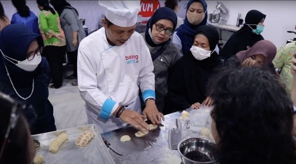 Para peserta pelatihan yang diselenggarakan oleh Bukalapak dan Baking World sedang menerima materi yang diberikan oleh pengajar.