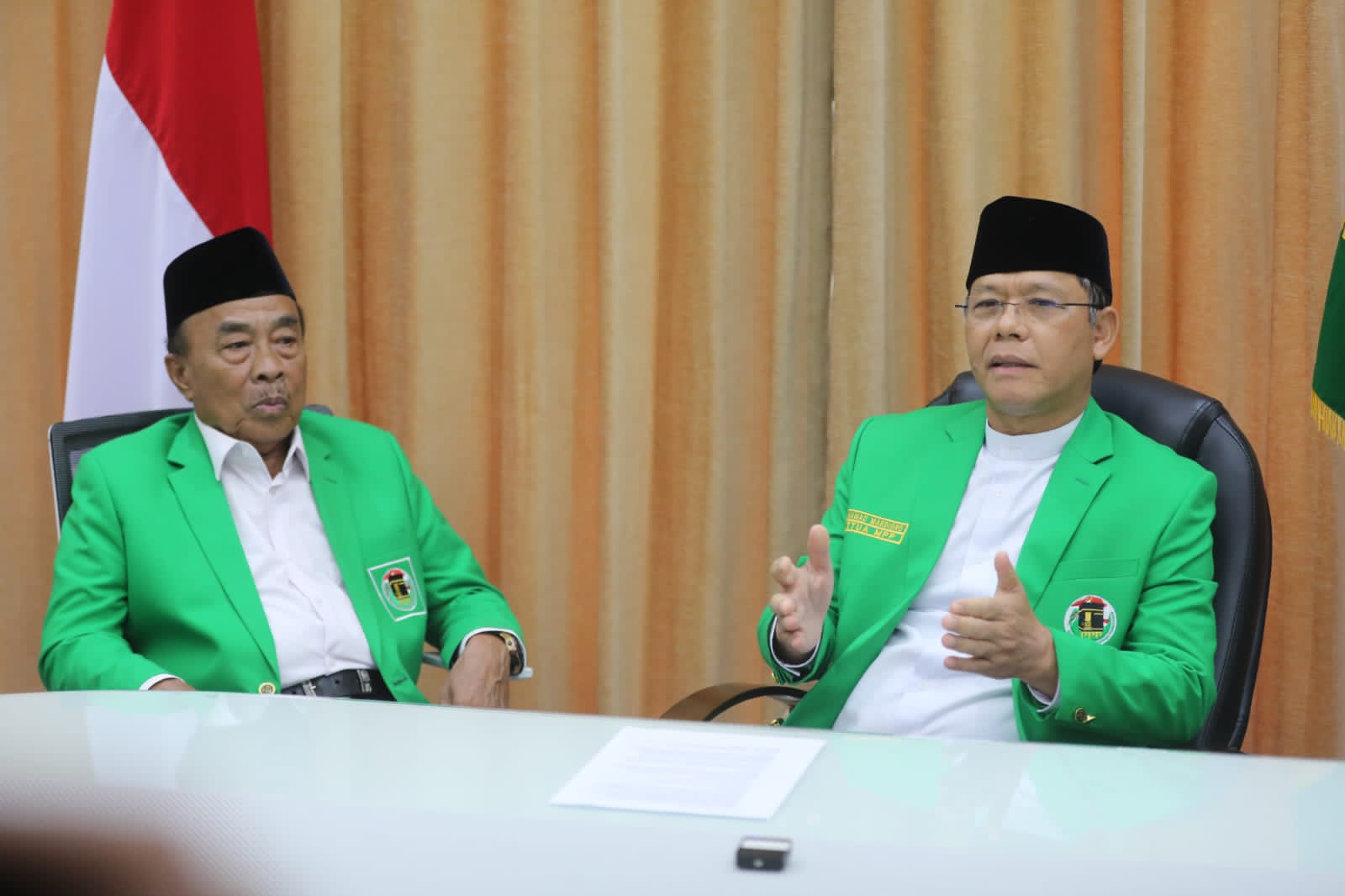 Plt Ketua Umum PPP Muhammad Mardiono (kanan) didampingi politisi senior PPP
