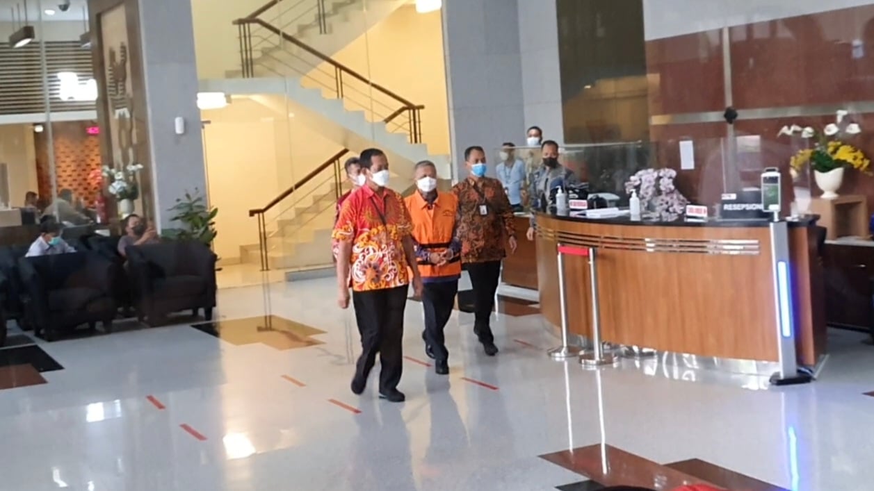 Hakim Agung Sudrajad Dimyati berjalan menggunakan rompi oranye di Gedung Merah Putih, Jakarta, hari ini.