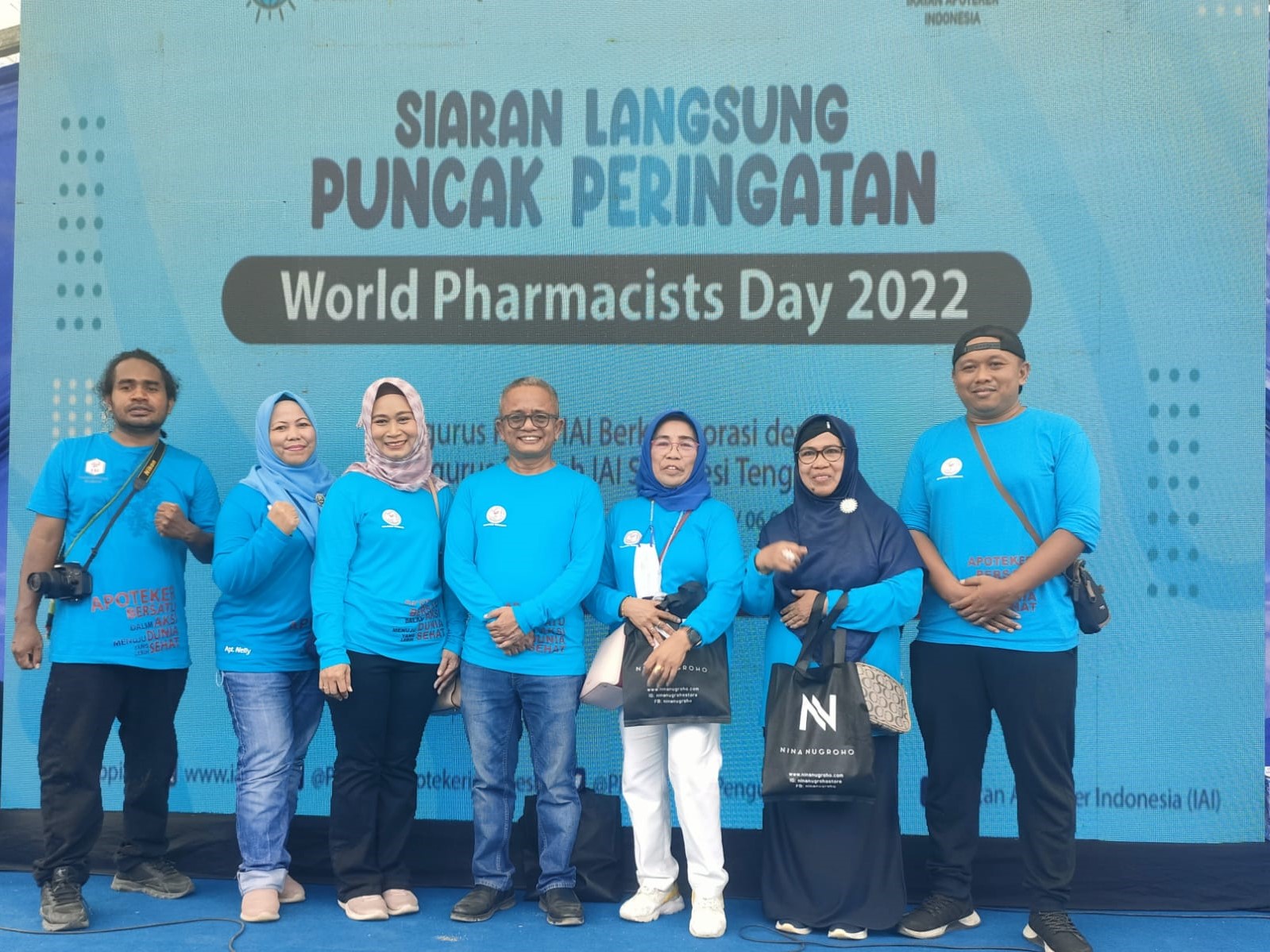 Apoteker merupakan tenaga kesehatan yang memiki spesialisasi di bidang obat.