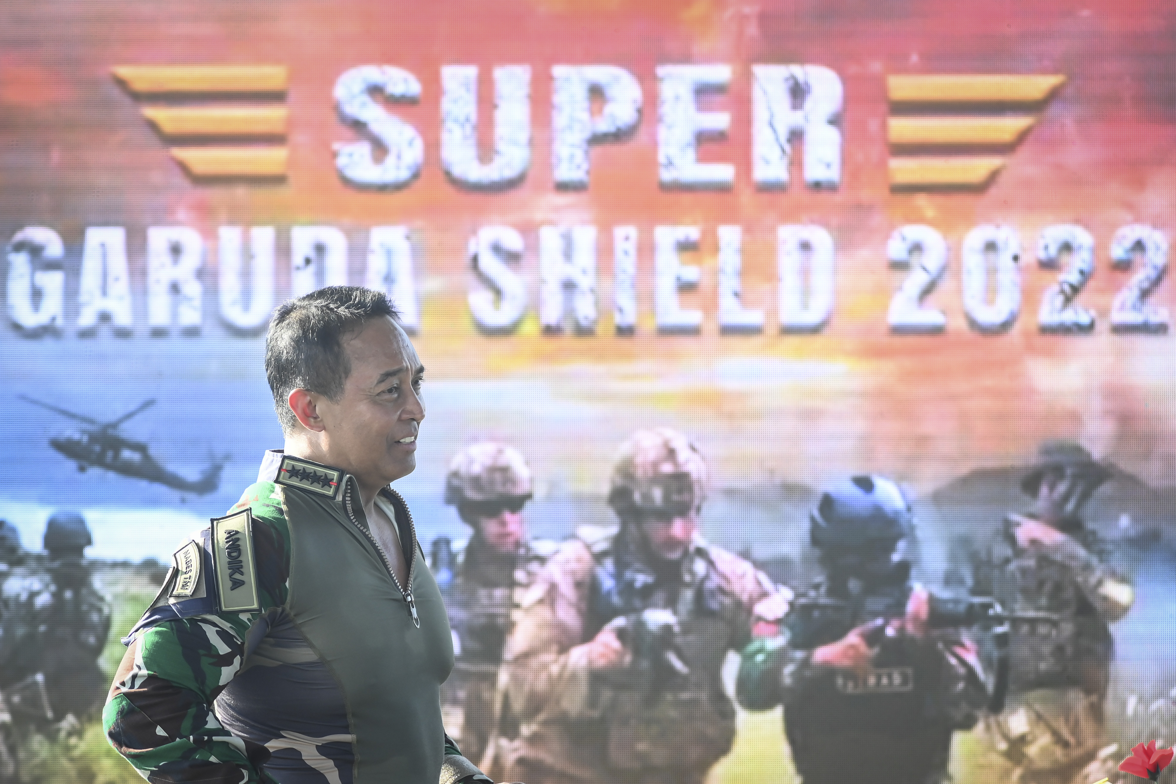 Panglima TNI Jenderal Andika Perkasa saat meninjau latihan militer.