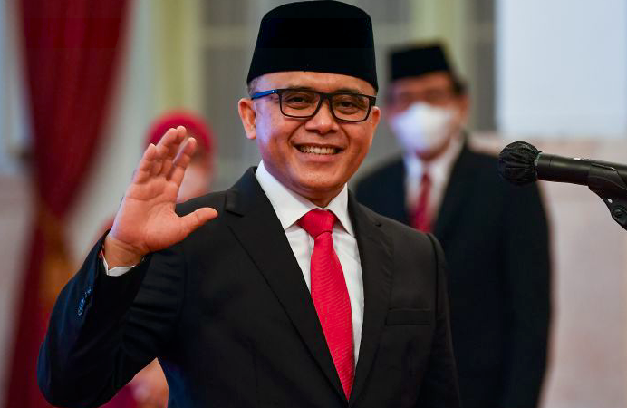 Menteri PAN-RB Azwar Anas melambaikan tangan saat pelantikan.