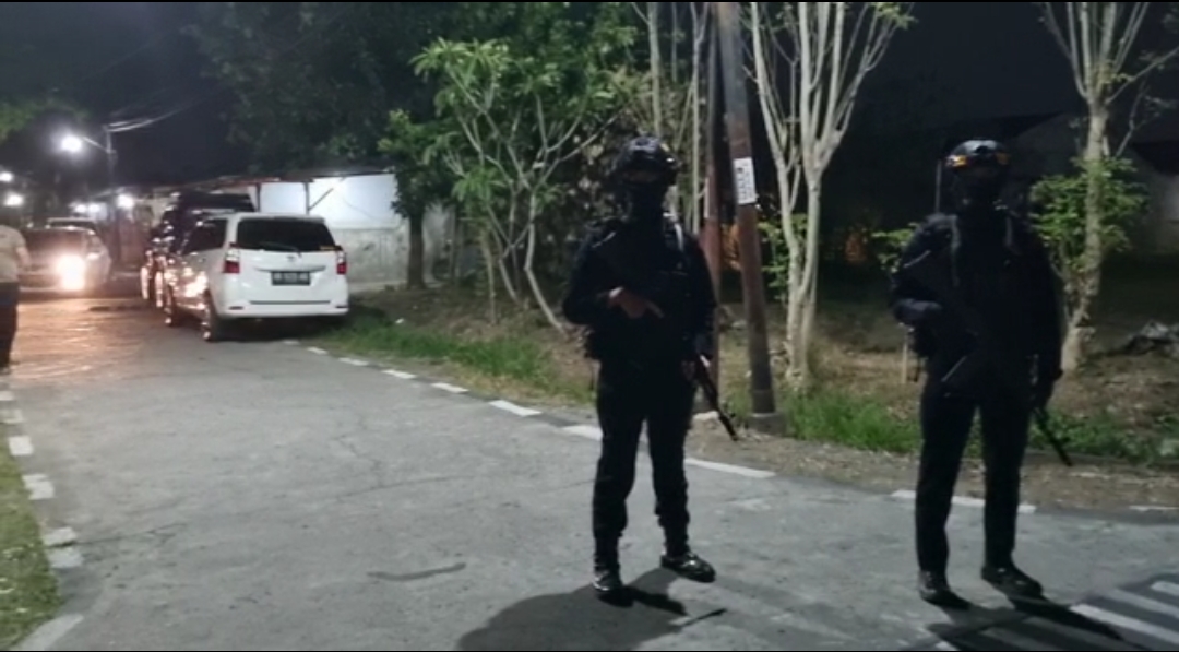 Polisi menjaga lokasi ledakan di Asrama Brimob Sukoharjo, Jawa Tengah