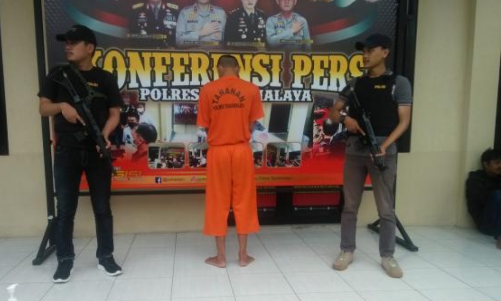 Pelaku yang memiliki utang tega membacok korban karena tersinggung dinyanyikan lagu manis di bibir, ditangkap dan ditahan di Polres Tasik.