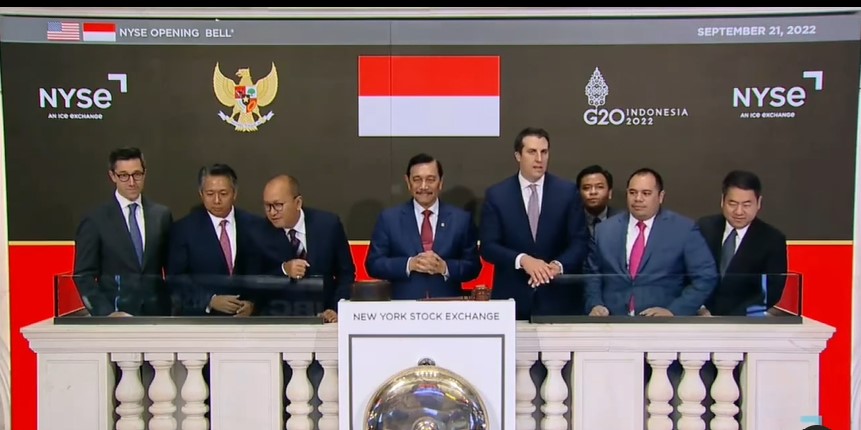 Menko Marves Luhut Binsar Pandjaitan (tengah) saat membuka perdagangan di Wall Street.