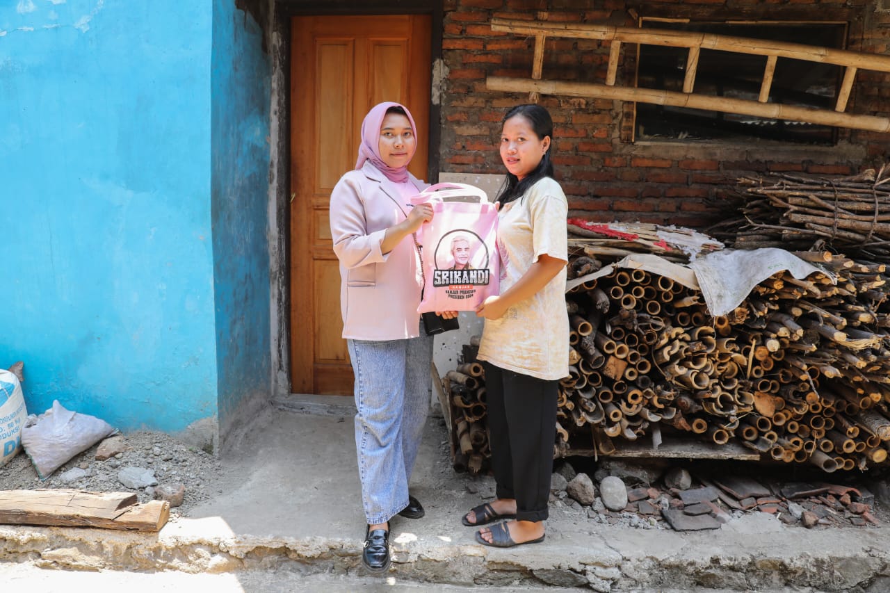 Srikandi Ganjar membagikan ribuan paket sembako kepada masyarakat yang membutuhkan di Desa Belawa, Lemahabang, Kabupaten Cirebon, Jabar