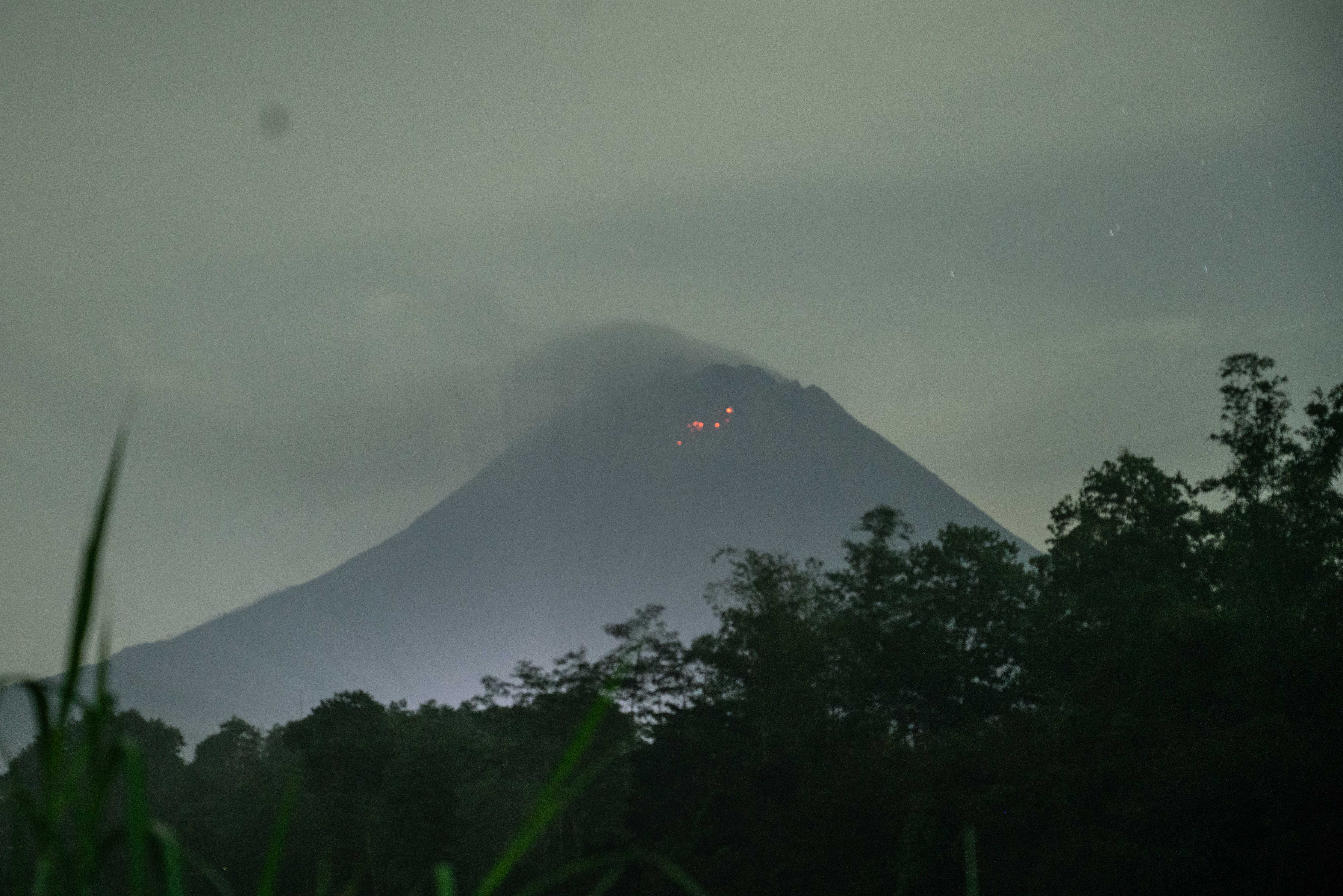 Luncuran lava pijar keluar dari kawah Gunung Merapi terlihat dari Srumbung, Magelang, Jawa Tengah