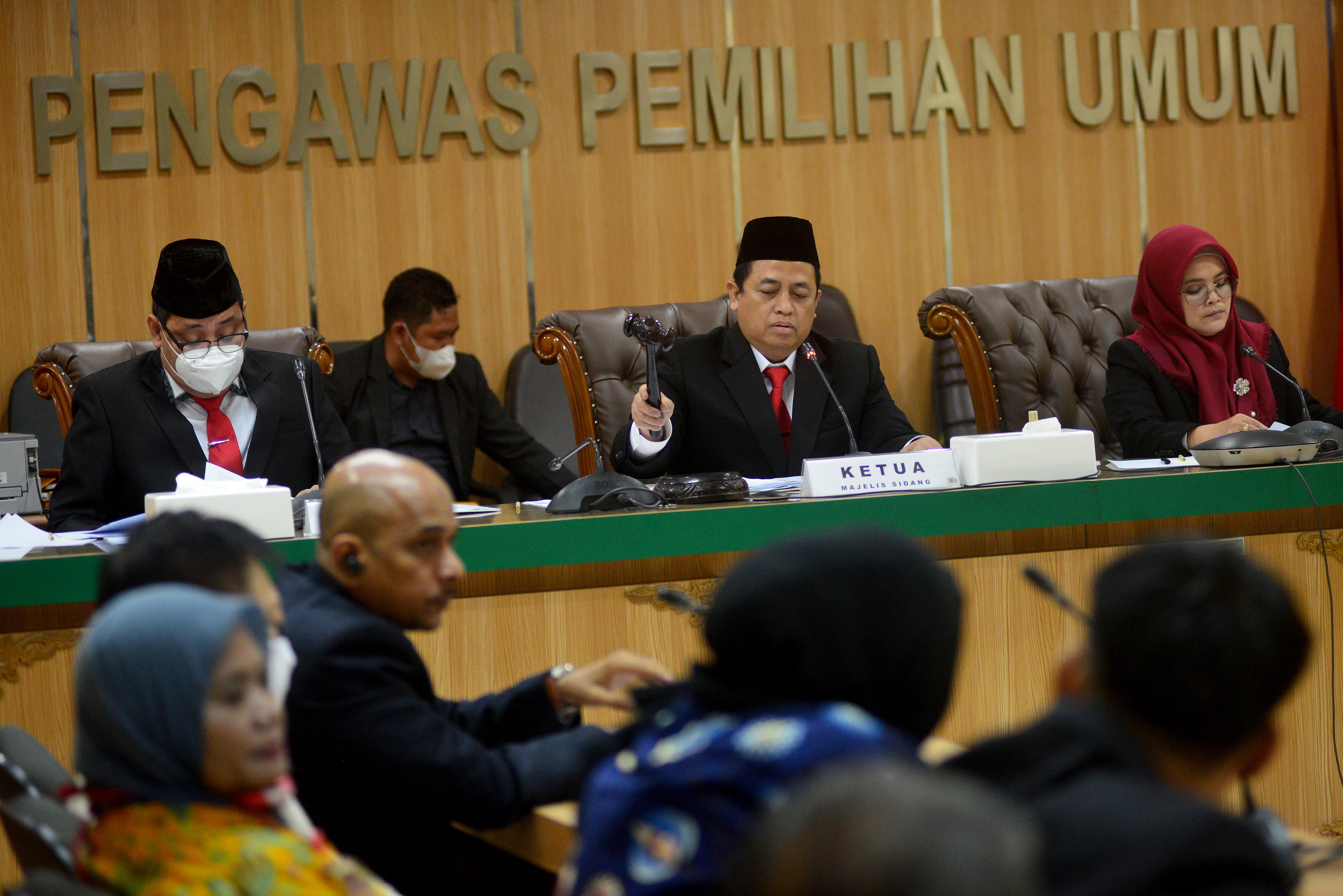 Ketua majelis sidang Puadi (tengah) didampingi anggota Lolly Suhenty (kanan) dan Herwyn Malonda