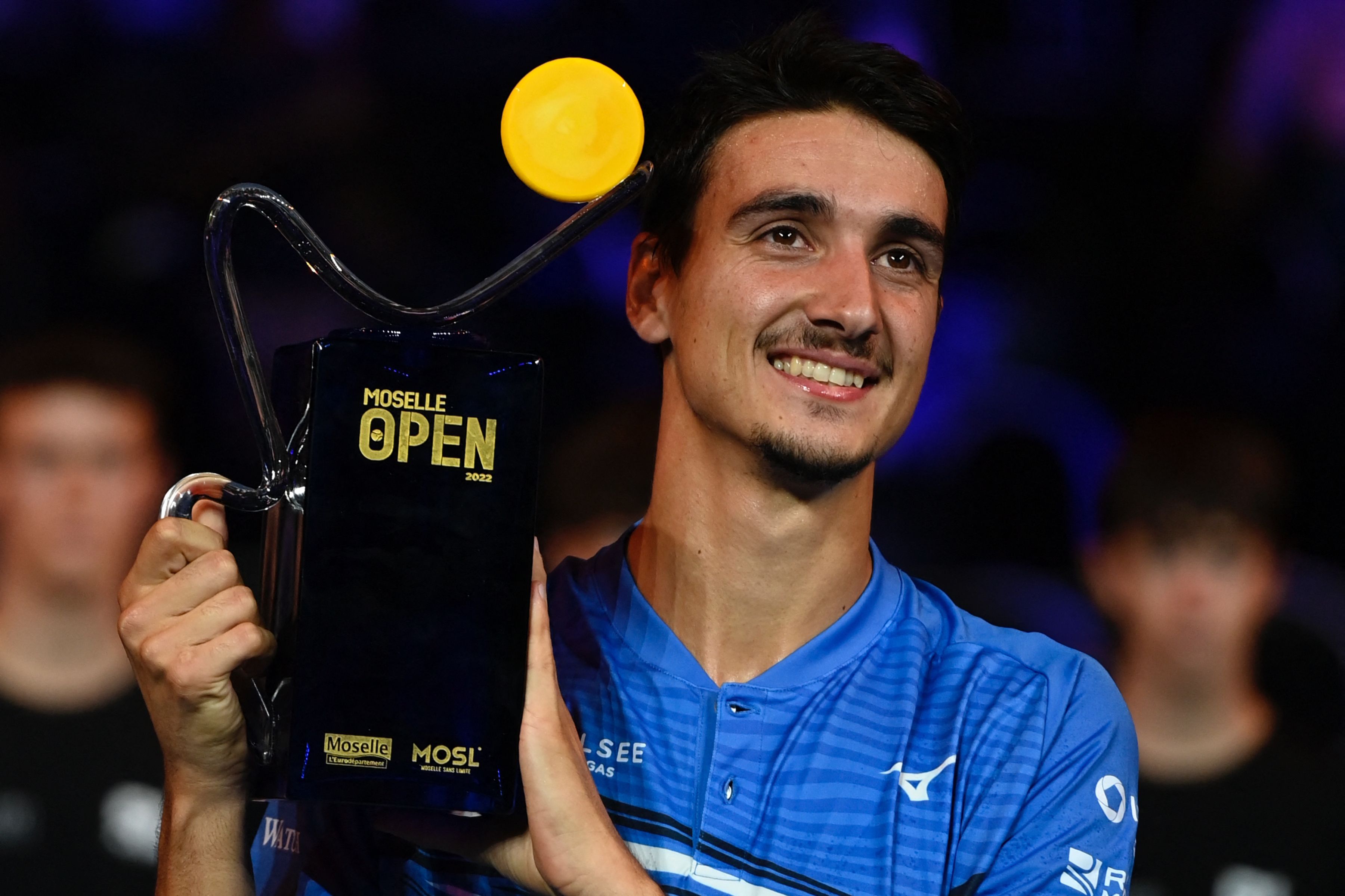 Petenis Italia Lorenzo Sonego memamerkan trofi yang dia menangkan di Moselle Terbuka.