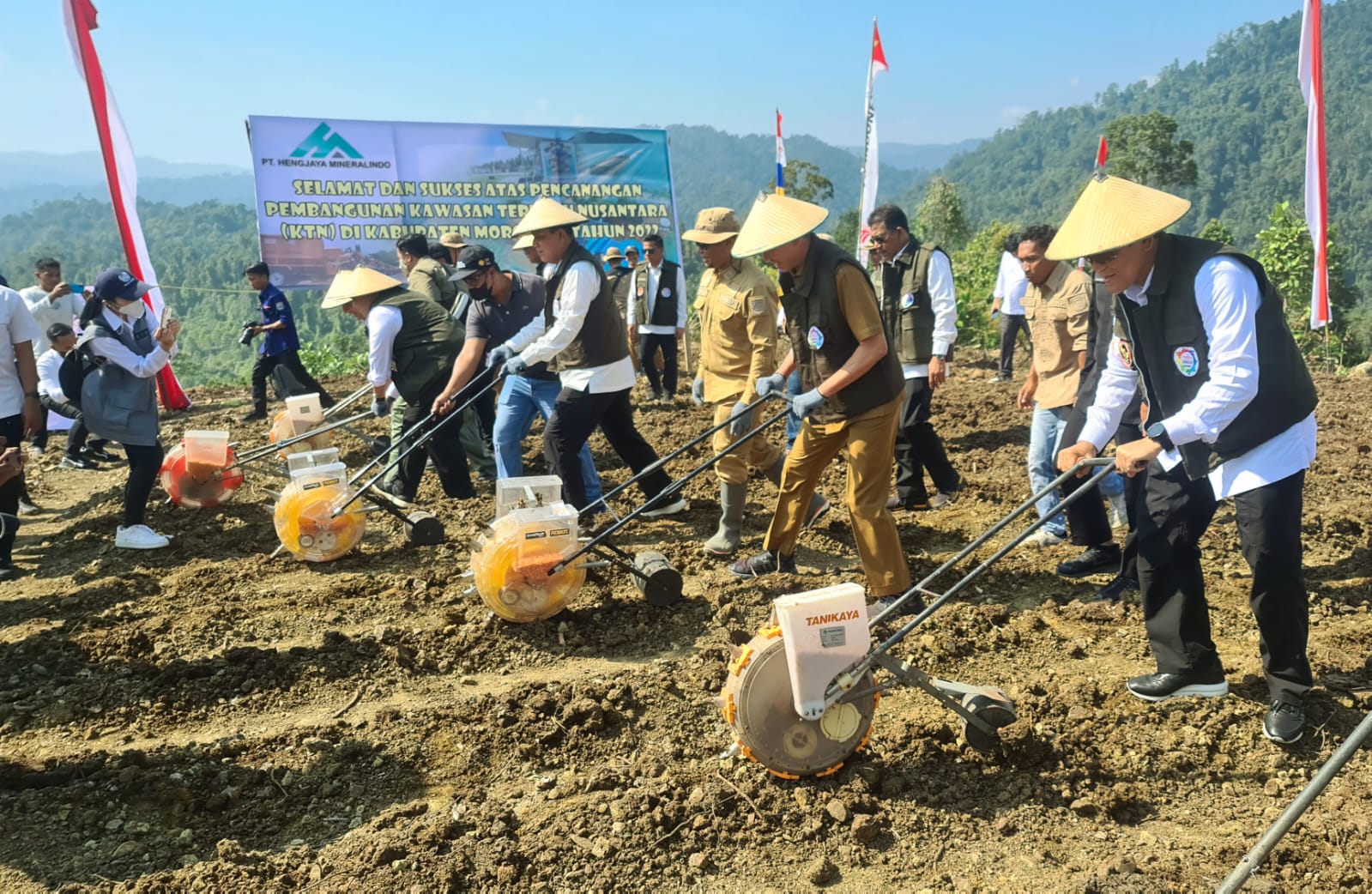 Acara peresmian KTN Morowali ini secara simbolis diawali denganpenanaman jagung.