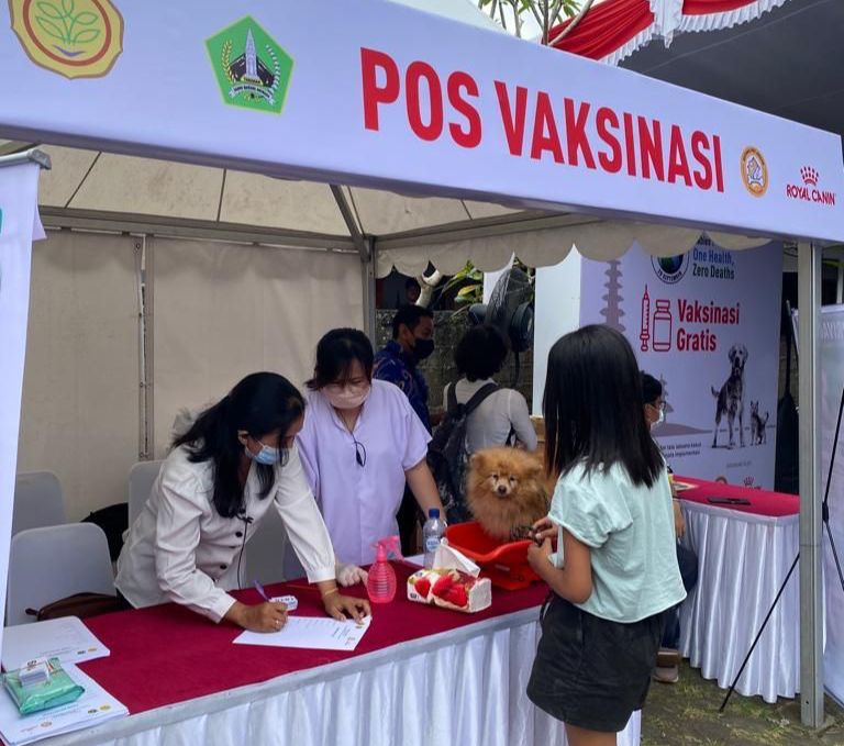 Royal Canin dan Zoeties menyumbangkan 10.000 dosis vaksin rabies milik Zoetis untuk 500 klinik hewan di seluruh Tanah Air. 