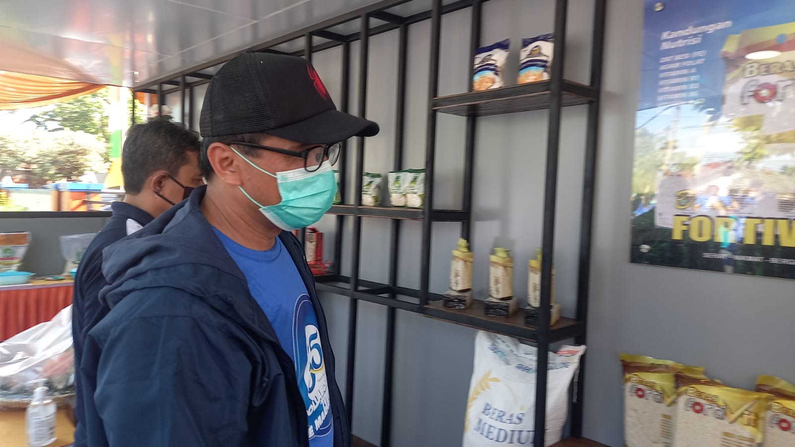 Pengunjung mendatangi Pusat Beras Banyumas yang dioperasikan Bulog Banyumas