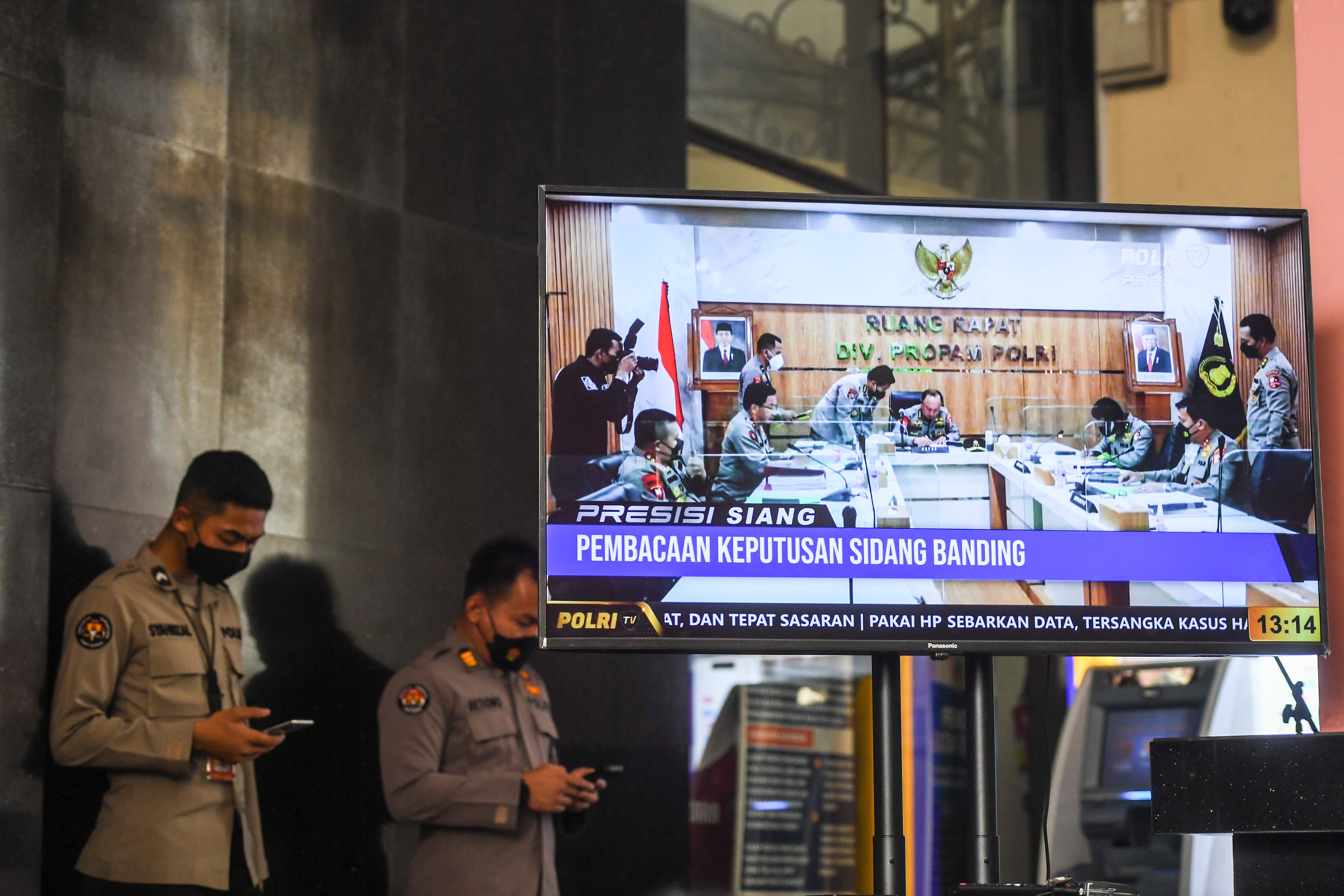 Layar suasana sidang komisi banding atas putusan PTDH Ferdy Sambo di Mabes Polri, Jakarta, Senin (19/9).