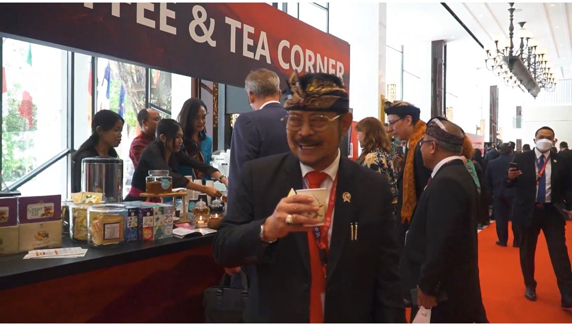 Mentan SYL mencicipi makanan dan buah-buahan disajikan bagi para delegasi AMM di Bali pada 27-29 September 2022.