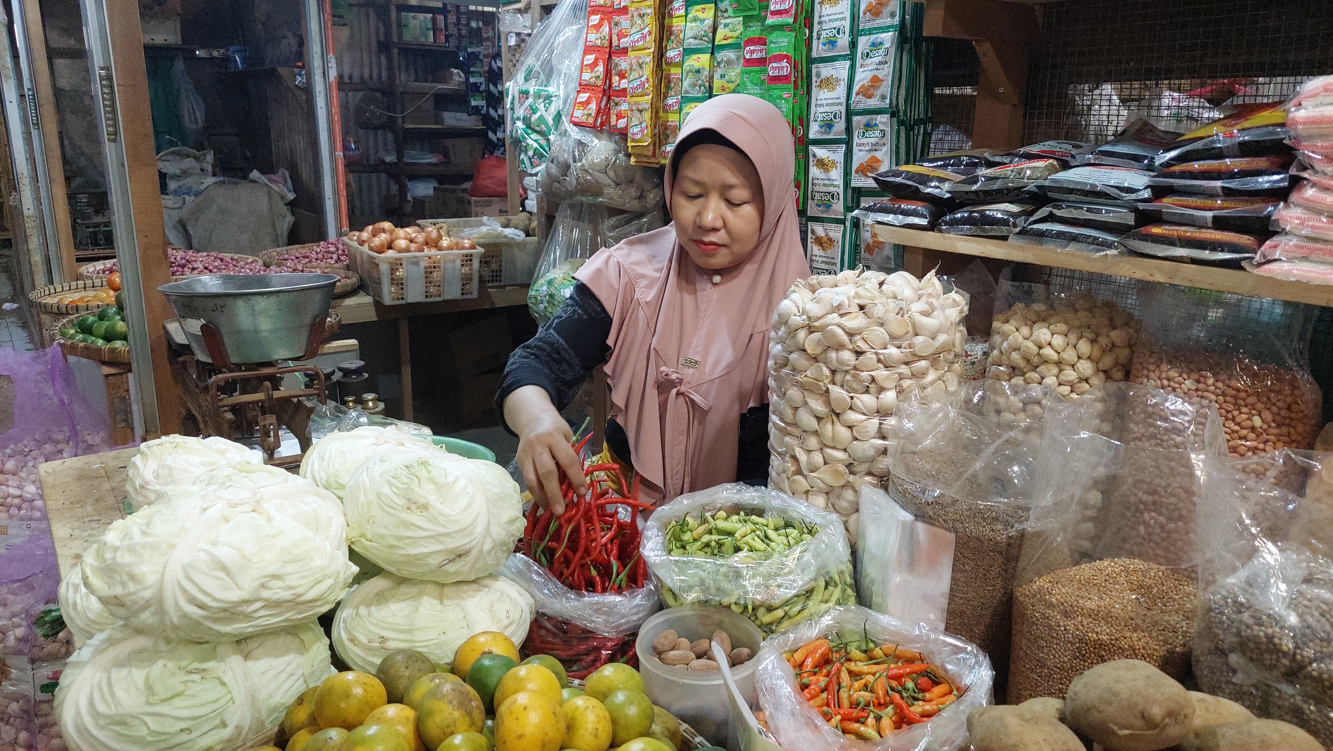 Aktifitas pedagang di Pasar Tradisional Bitingan, Kudus, Sabtu (3/9/2022).