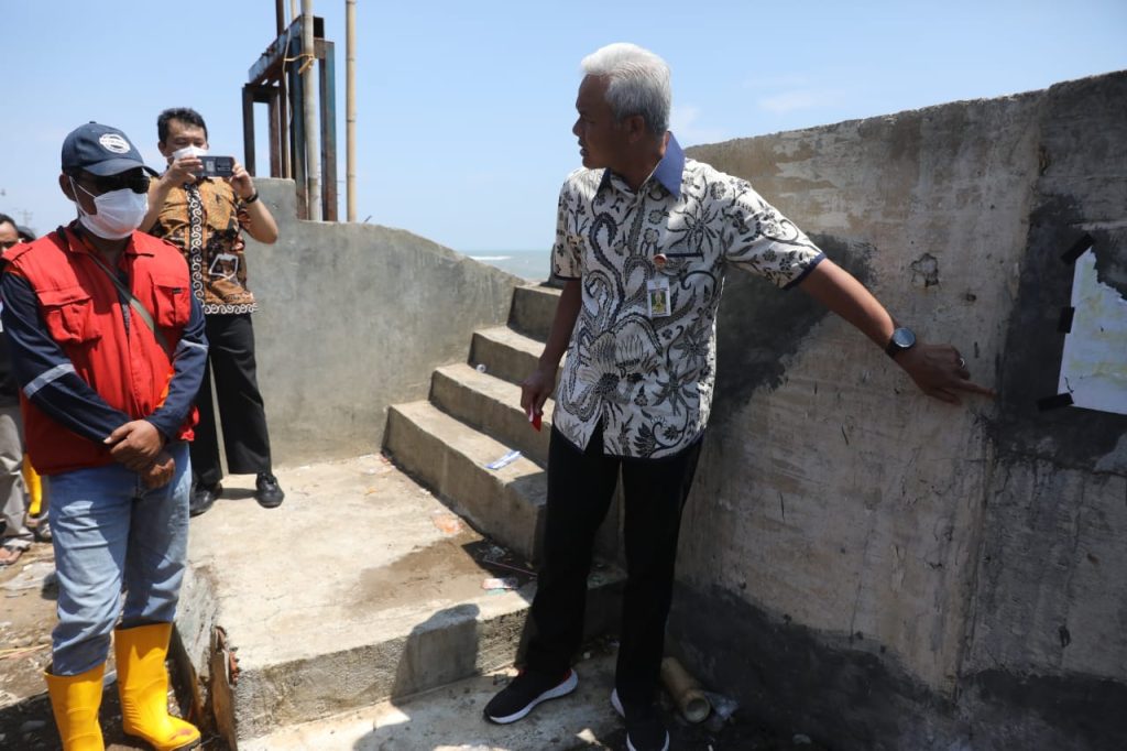 Gubernur Jateng Ganjar Pranowo meninjau pembangunan tanggul laut di Pekalongan