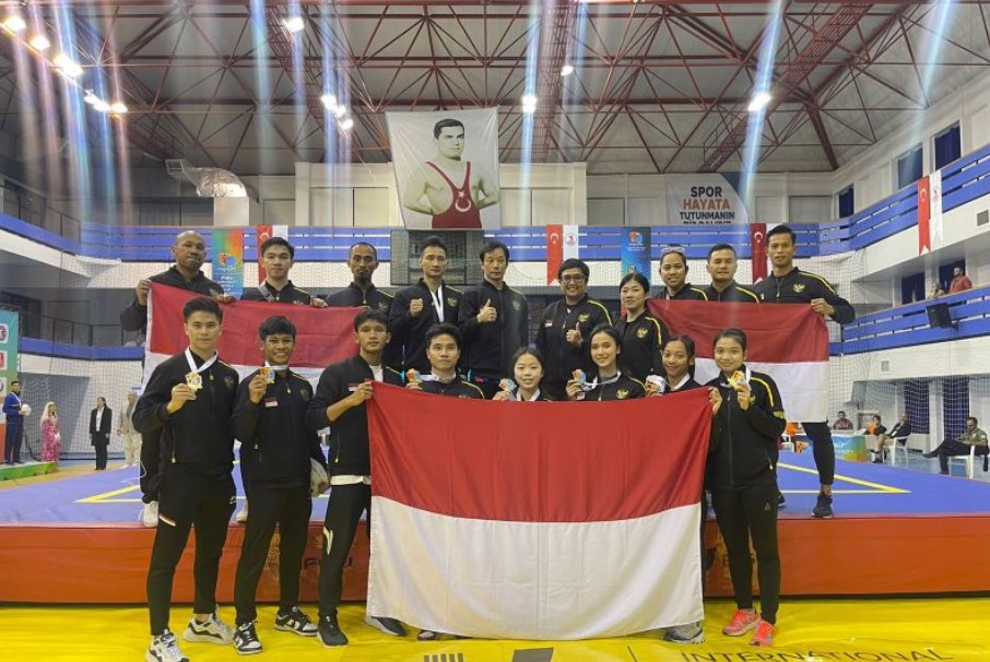 Tim wushu Indonesia berpose usai berpartisipasi di University World Cup Combat Sports 2022 di Samsun, Turki, 21-26 September.