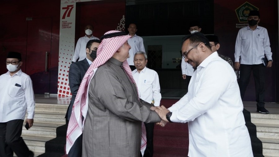 Menteri Agama Yaqut Cholil Qoumas (kanan) menyambut Duta Besar Kerajaan Arab Saudi untuk Indonesia  Syekh Essam bin Abed Al-Taqafi. 